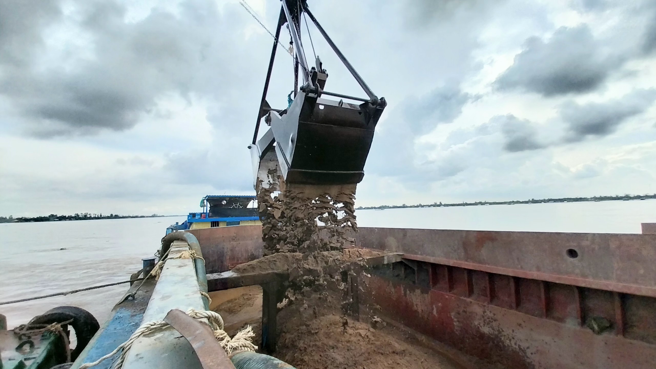 Mỏ c&aacute;t thứ 4 phục vụ cao tốc Cao L&atilde;nh - An Hữu bắt đầu khai th&aacute;c- Ảnh 1.
