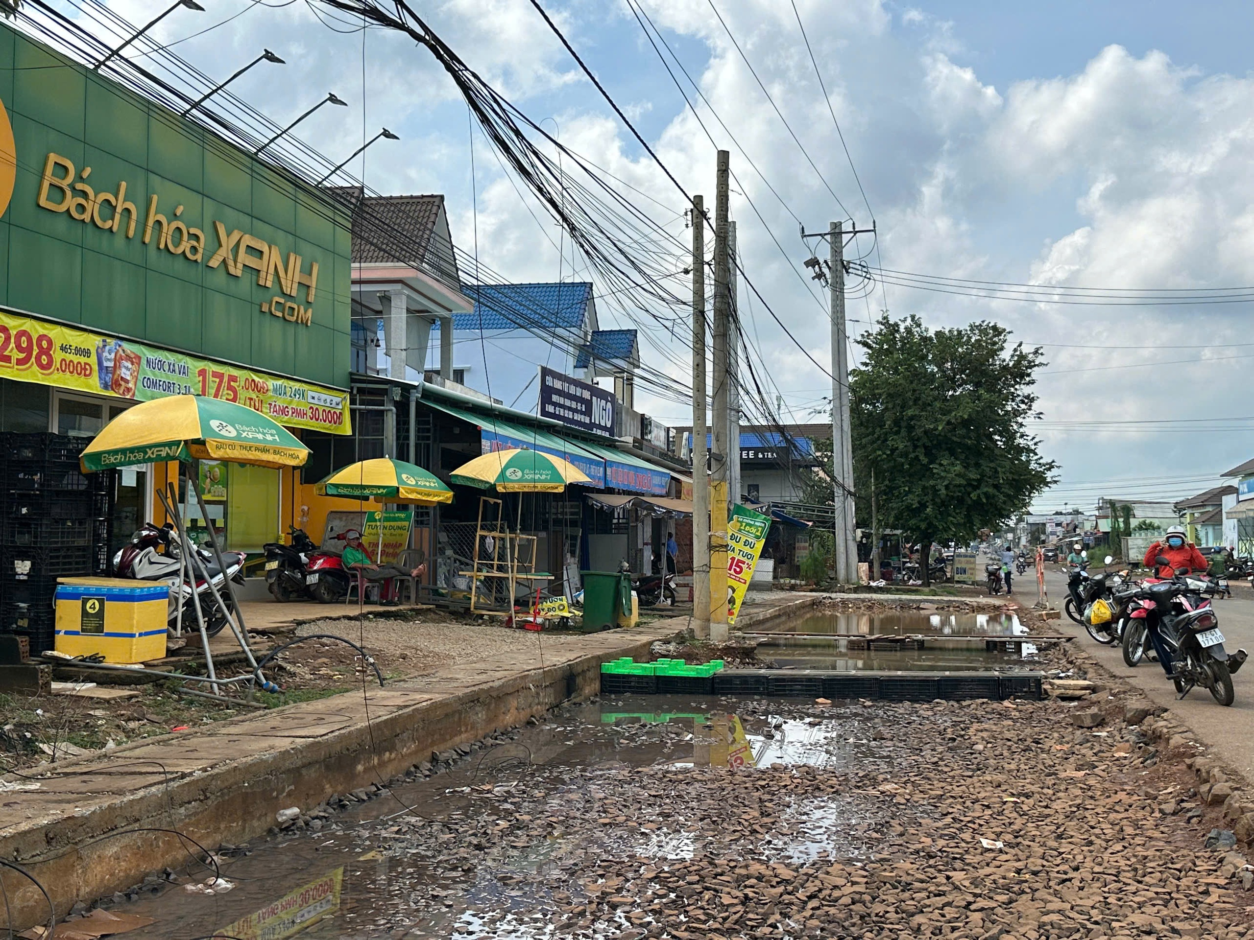 Bà Rịa - Vũng Tàu: Thót tim khi đi trên tỉnh lộ 328- Ảnh 2. Bà Rịa - Vũng Tàu: Thót tim khi đi trên tỉnh lộ 328- Ảnh 2.