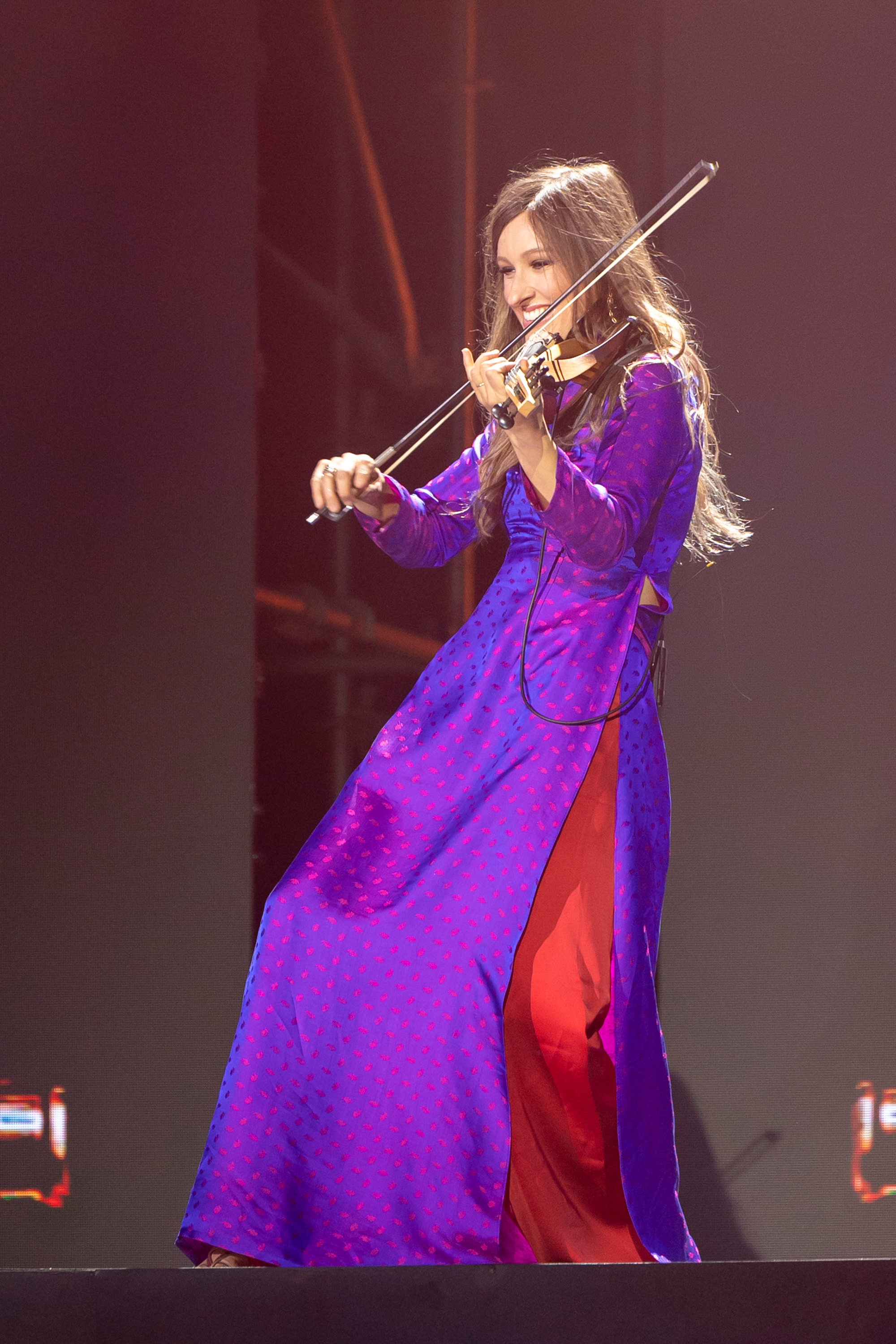 Tứ tấu Bond huyền thoại mặc &aacute;o d&agrave;i Việt Nam biểu diễn ở H&agrave; Nội- Ảnh 2.