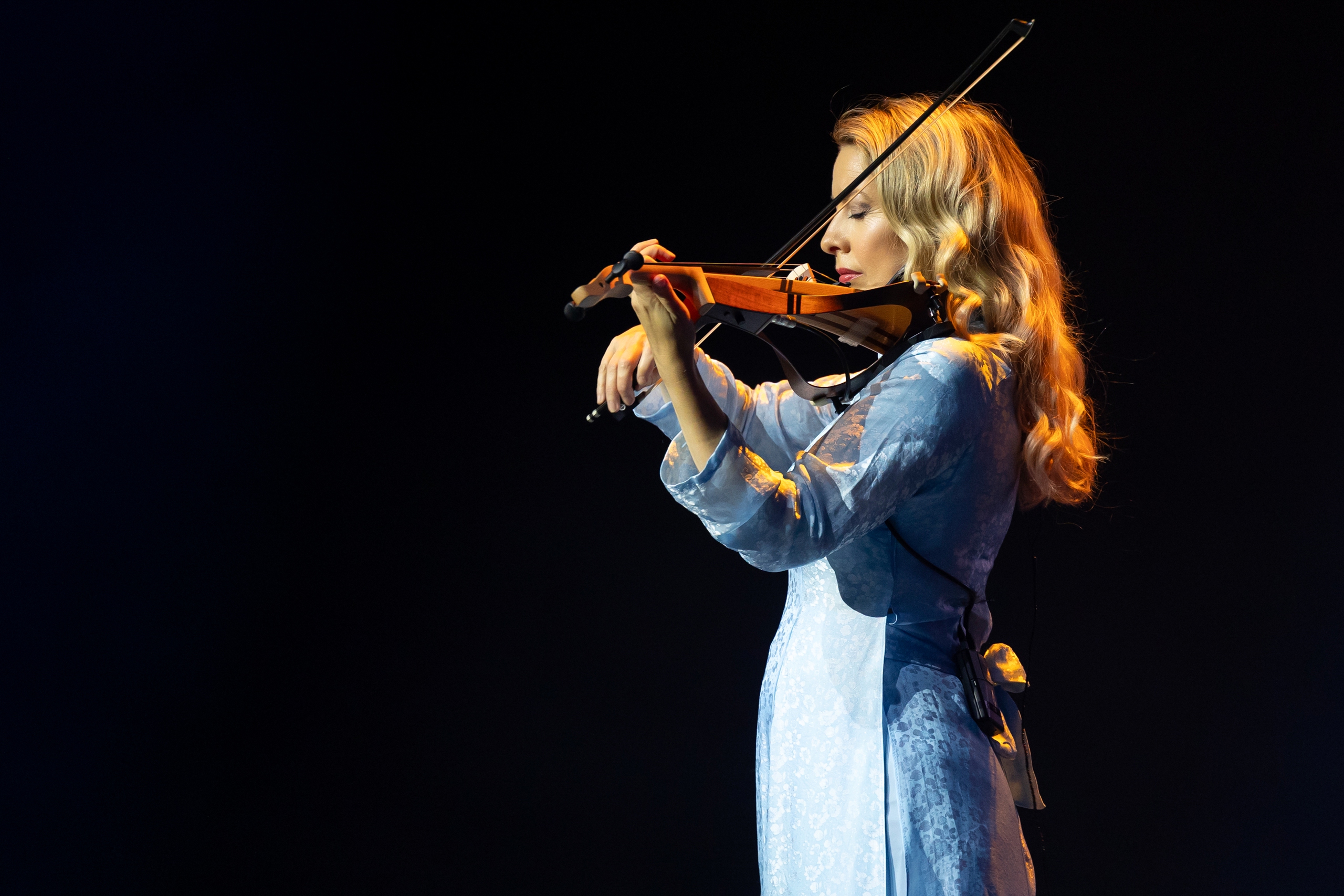 Tứ tấu Bond huyền thoại mặc &aacute;o d&agrave;i Việt Nam biểu diễn ở H&agrave; Nội- Ảnh 7.