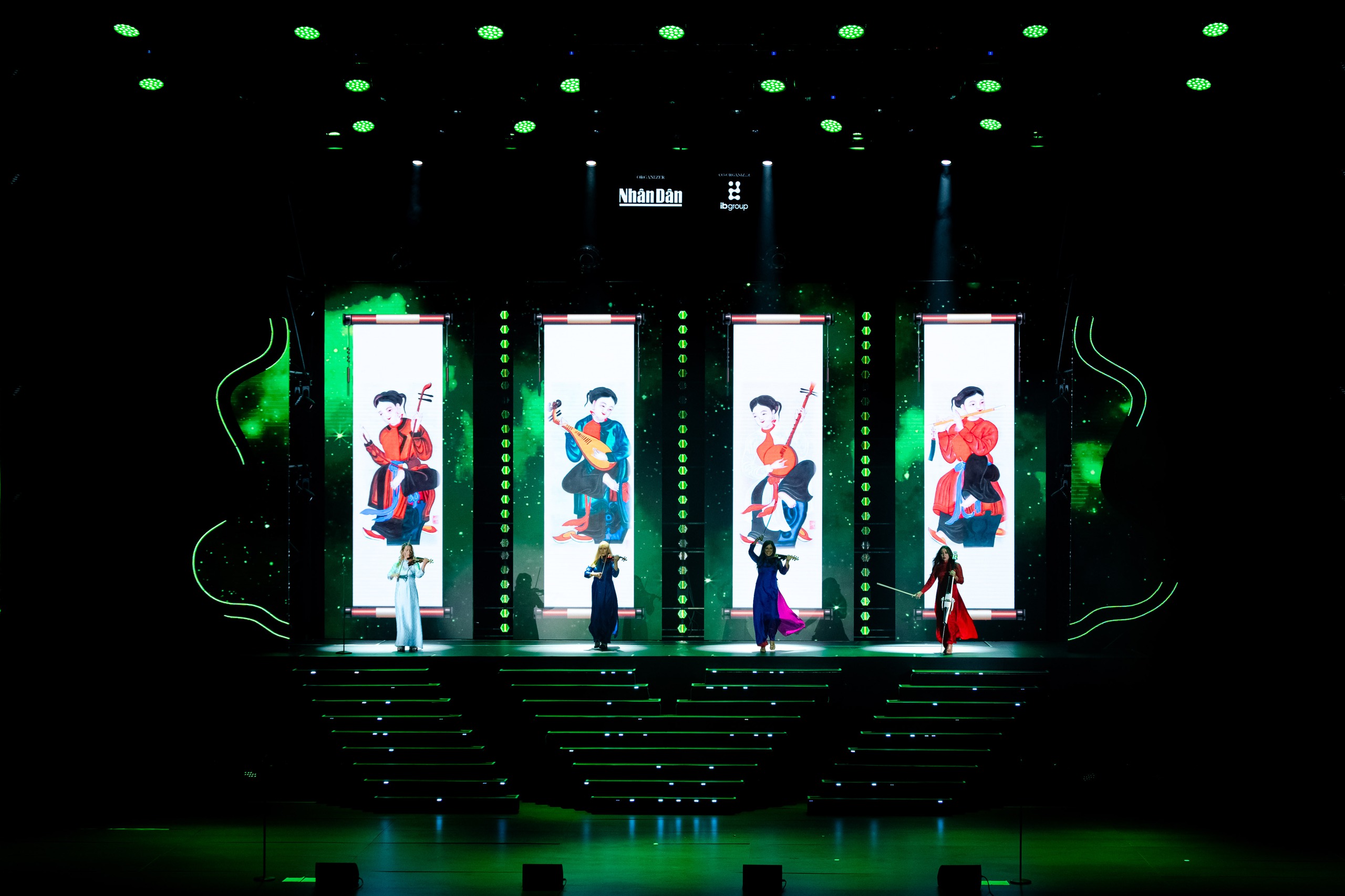 Tứ tấu Bond huyền thoại mặc &aacute;o d&agrave;i Việt Nam biểu diễn ở H&agrave; Nội- Ảnh 15.