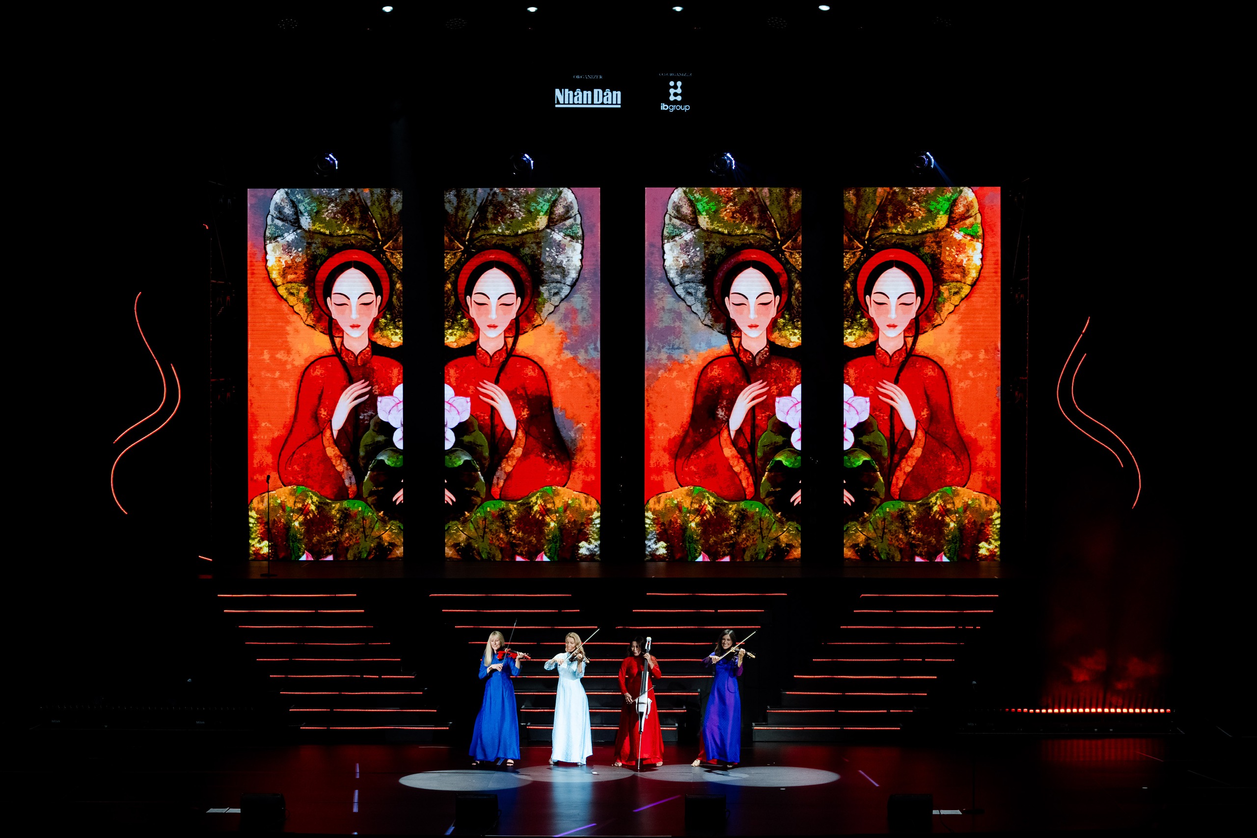 Tứ tấu Bond huyền thoại mặc &aacute;o d&agrave;i Việt Nam biểu diễn ở H&agrave; Nội- Ảnh 11.