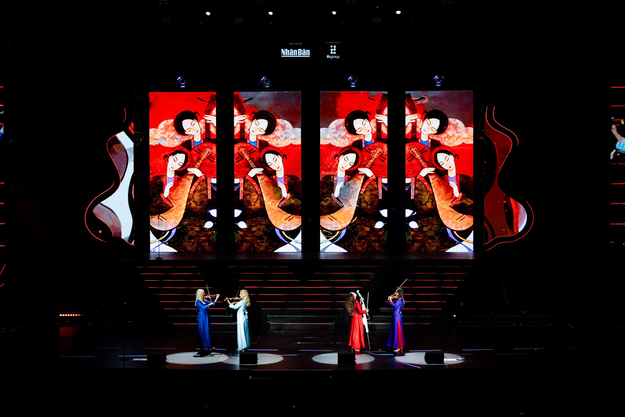 Tứ tấu Bond huyền thoại mặc &aacute;o d&agrave;i Việt Nam biểu diễn ở H&agrave; Nội- Ảnh 12.