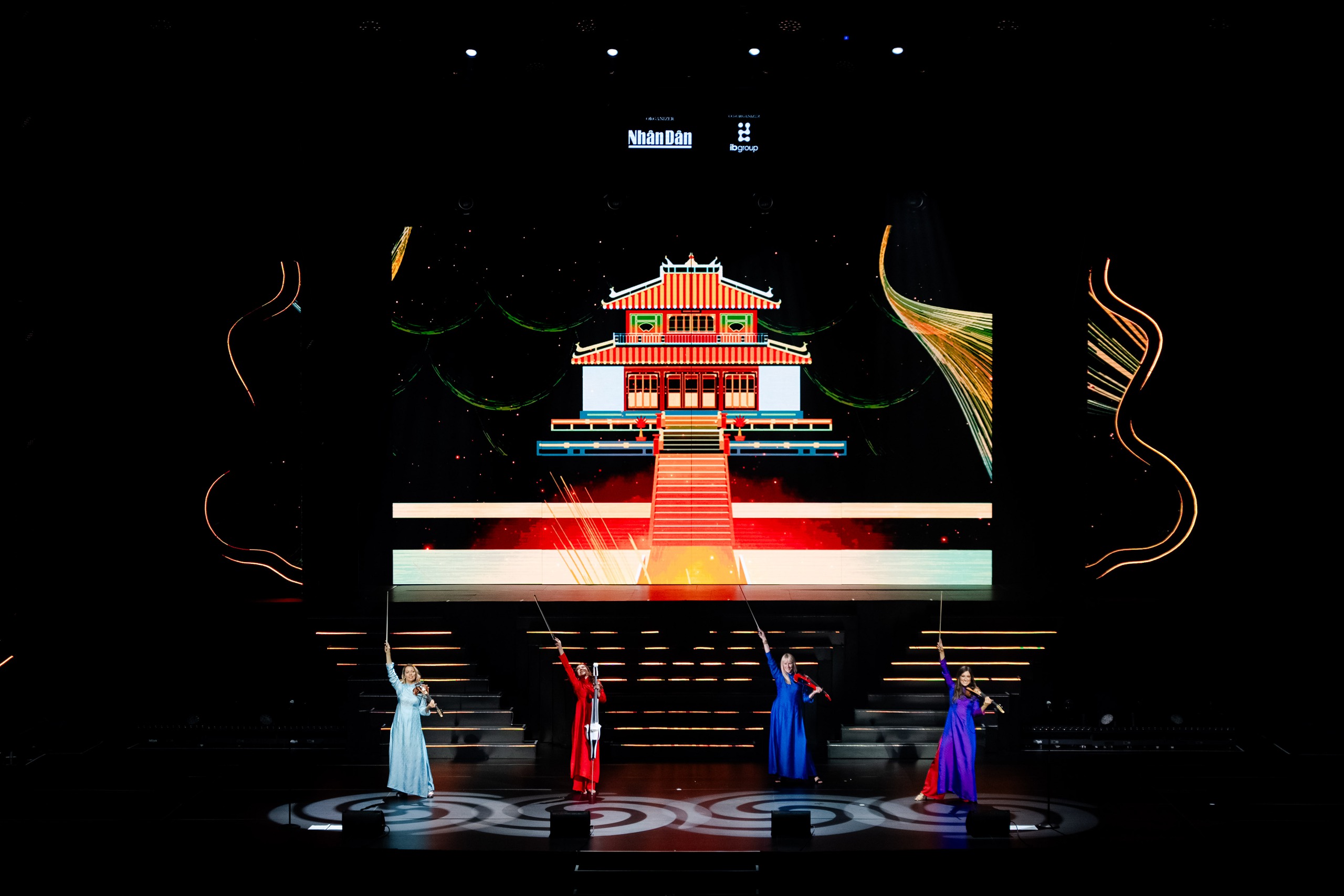 Tứ tấu Bond huyền thoại mặc &aacute;o d&agrave;i Việt Nam biểu diễn ở H&agrave; Nội- Ảnh 14.