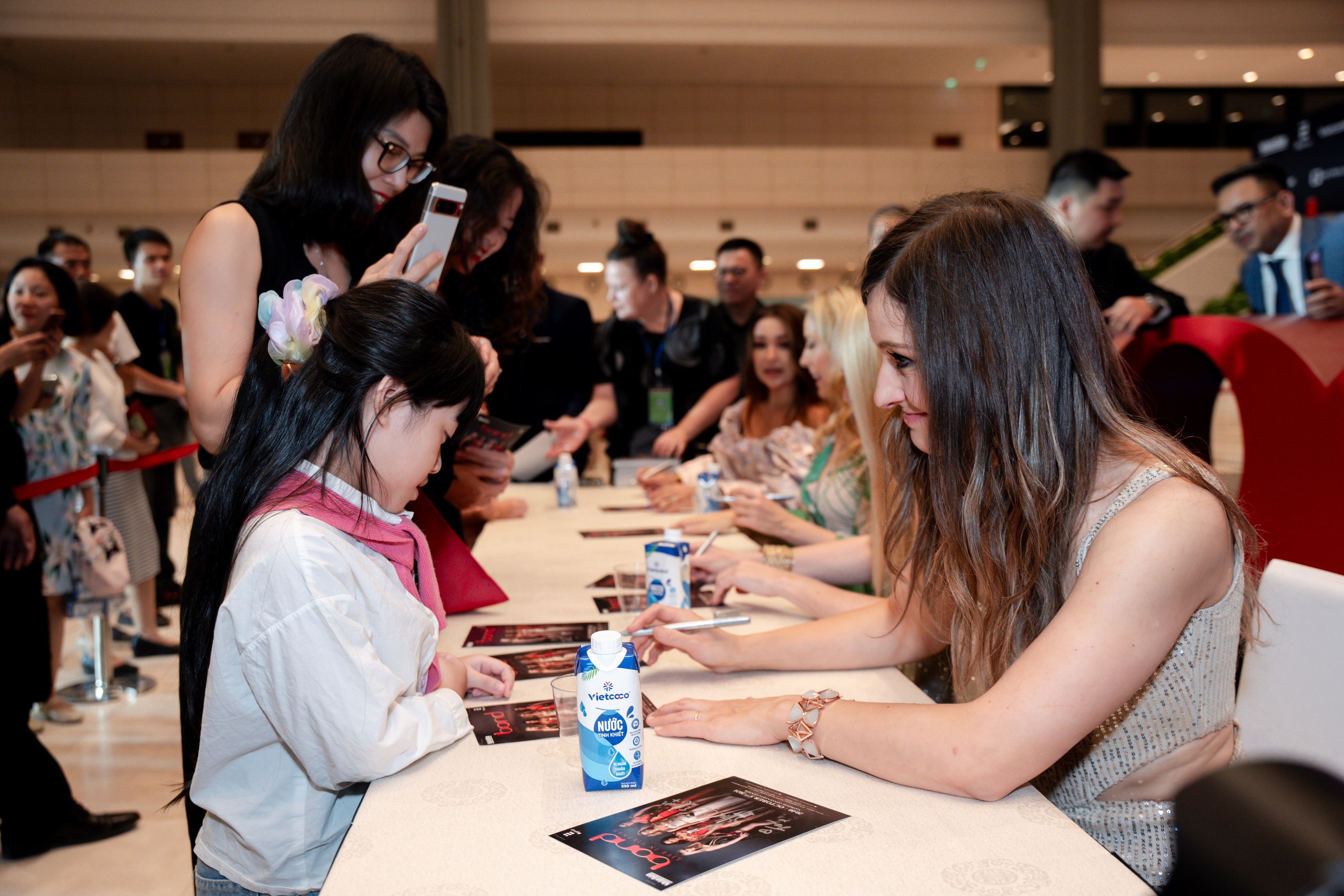 Tứ tấu Bond huyền thoại mặc &aacute;o d&agrave;i Việt Nam biểu diễn ở H&agrave; Nội- Ảnh 18.