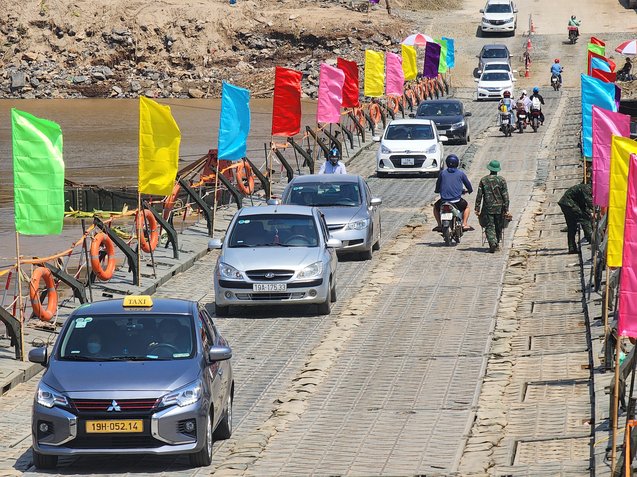 Người dân vui mừng khi cầu phao Phong Châu được nối lại- Ảnh 6. Người dân vui mừng khi cầu phao Phong Châu được nối lại- Ảnh 6.