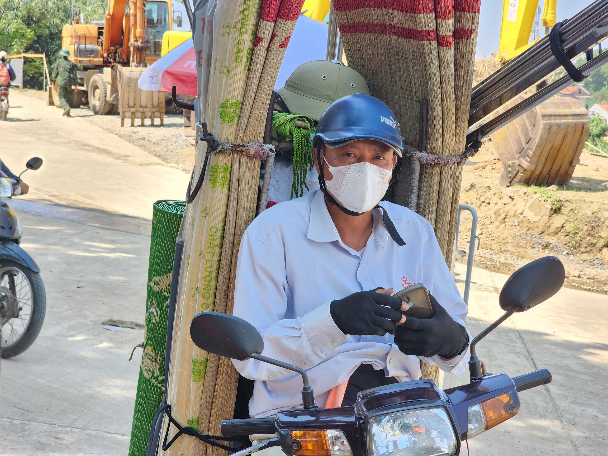 Người dân vui mừng khi cầu phao Phong Châu được nối lại- Ảnh 5. Người dân vui mừng khi cầu phao Phong Châu được nối lại- Ảnh 5.
