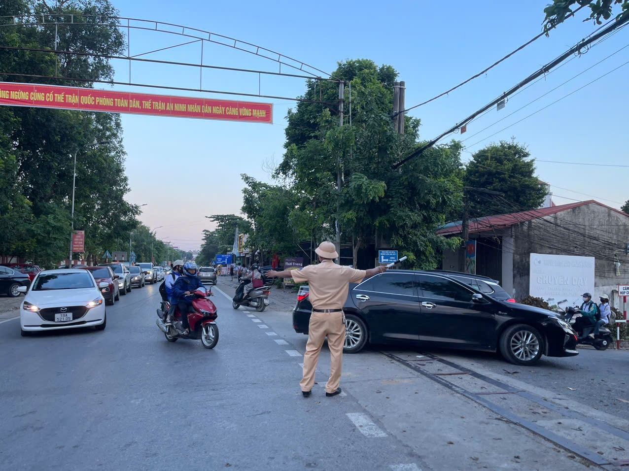 Người dân vui mừng khi cầu phao Phong Châu được nối lại- Ảnh 9. Người dân vui mừng khi cầu phao Phong Châu được nối lại- Ảnh 9.