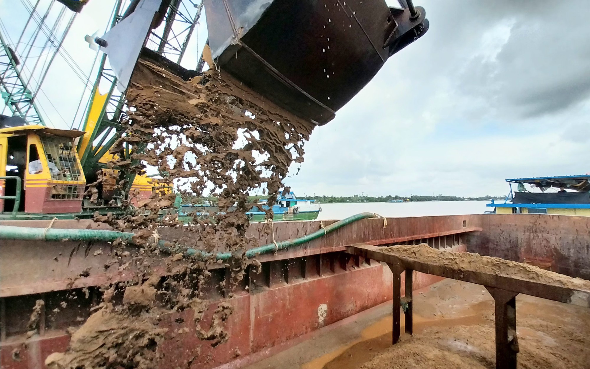 Xuyên đêm trên công trường cao tốc Cao Lãnh - An Hữu- Ảnh 7. Tiến độ cao tốc Cao Lãnh - An Hữu tăng từng ngày