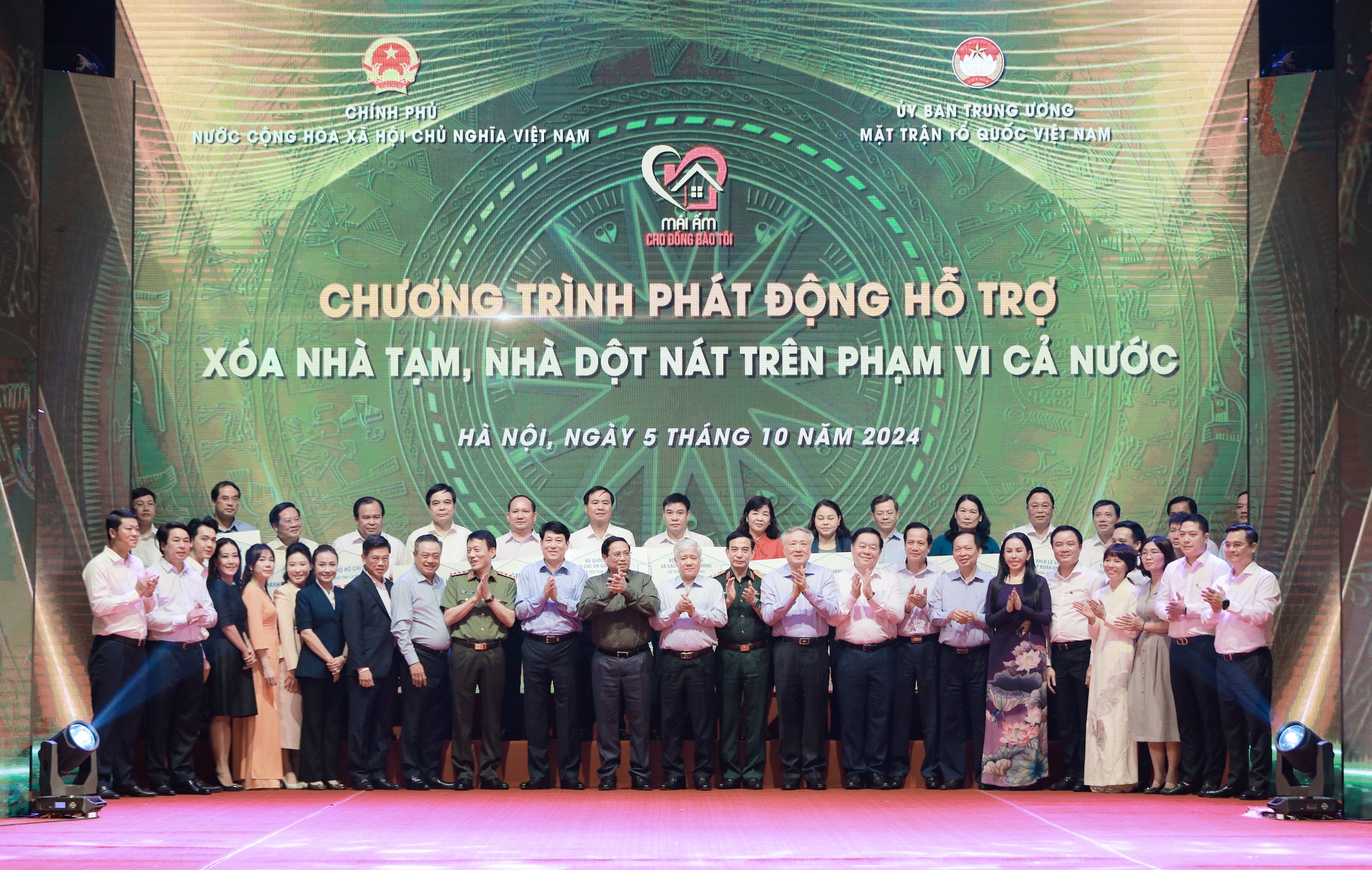 LPBank chung tay vì cộng đồng: Trao 100 tỷ đồng xóa nhà tạm, nhà dột nát- Ảnh 2. LPBank chung tay vì cộng đồng: Trao 100 tỷ đồng xóa nhà tạm, nhà dột nát- Ảnh 2.