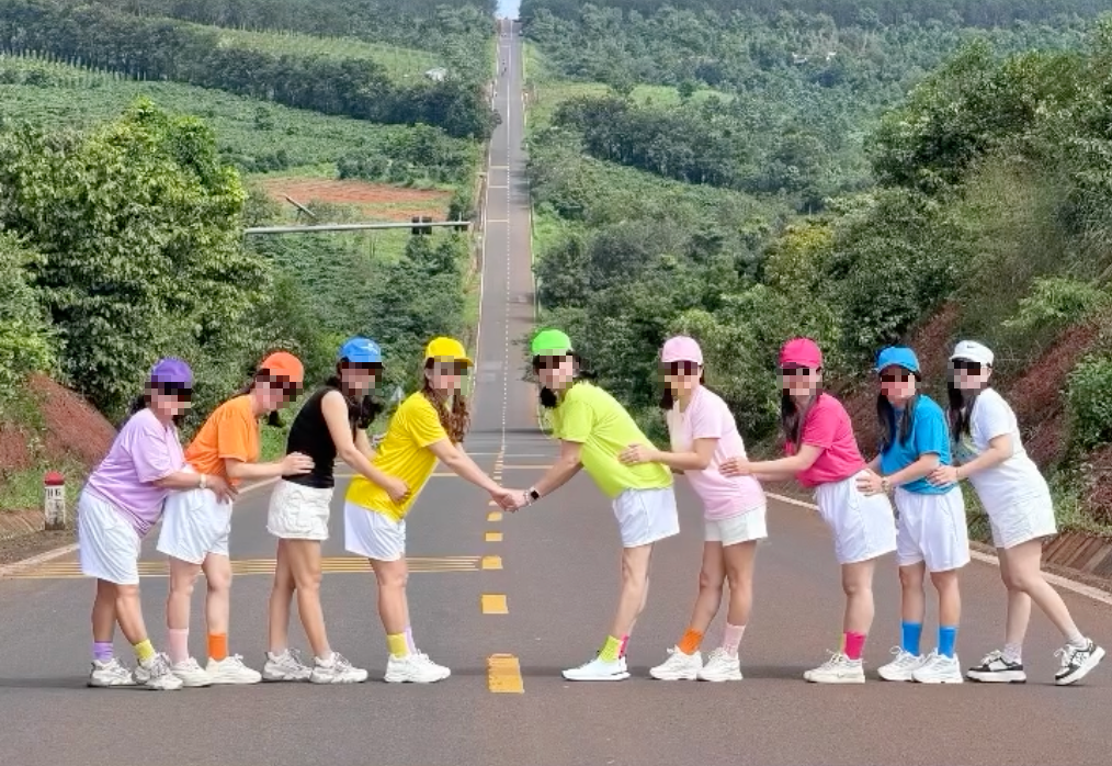 X&aacute;c minh nh&oacute;m phụ nữ quần &aacute;o sặc sỡ, d&agrave;n h&agrave;ng ngang  tr&ecirc;n quốc lộ quay clip- Ảnh 1.