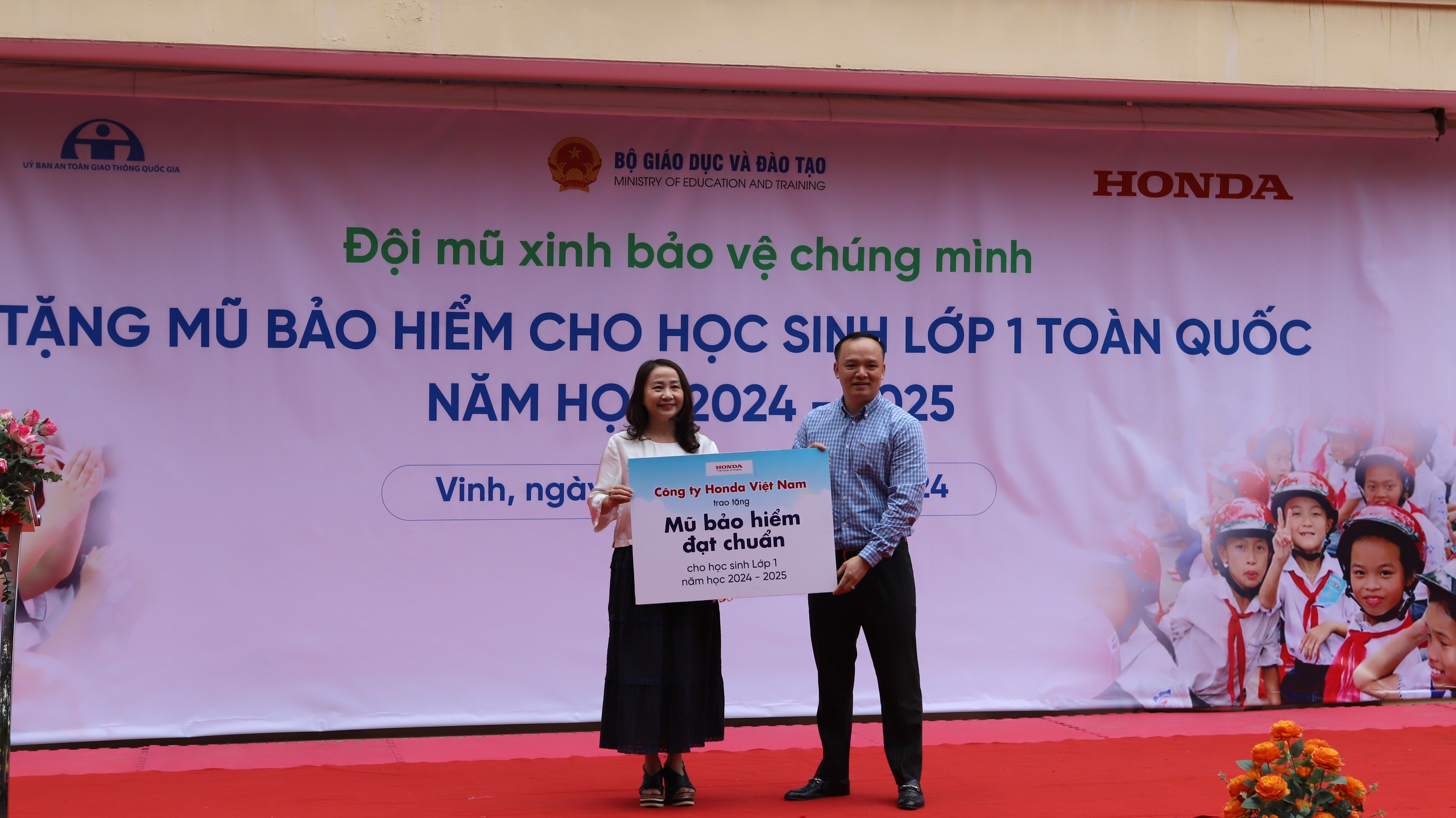 Hơn 65.000 học sinh lớp 1 ở Nghệ An được tặng mũ bảo hiểm đạt chuẩn- Ảnh 5.