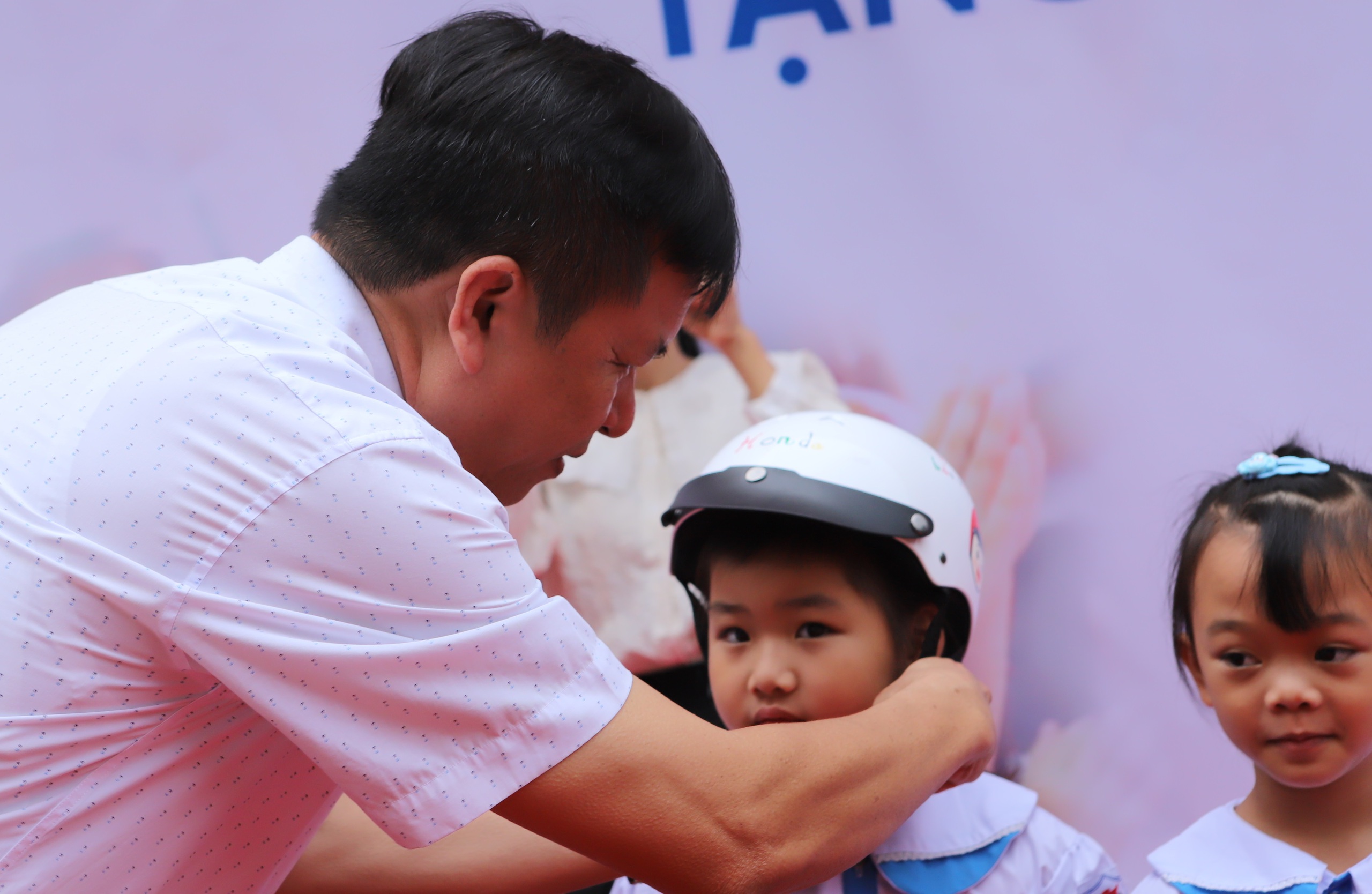 Hơn 65.000 học sinh lớp 1 ở Nghệ An được tặng mũ bảo hiểm đạt chuẩn- Ảnh 2.