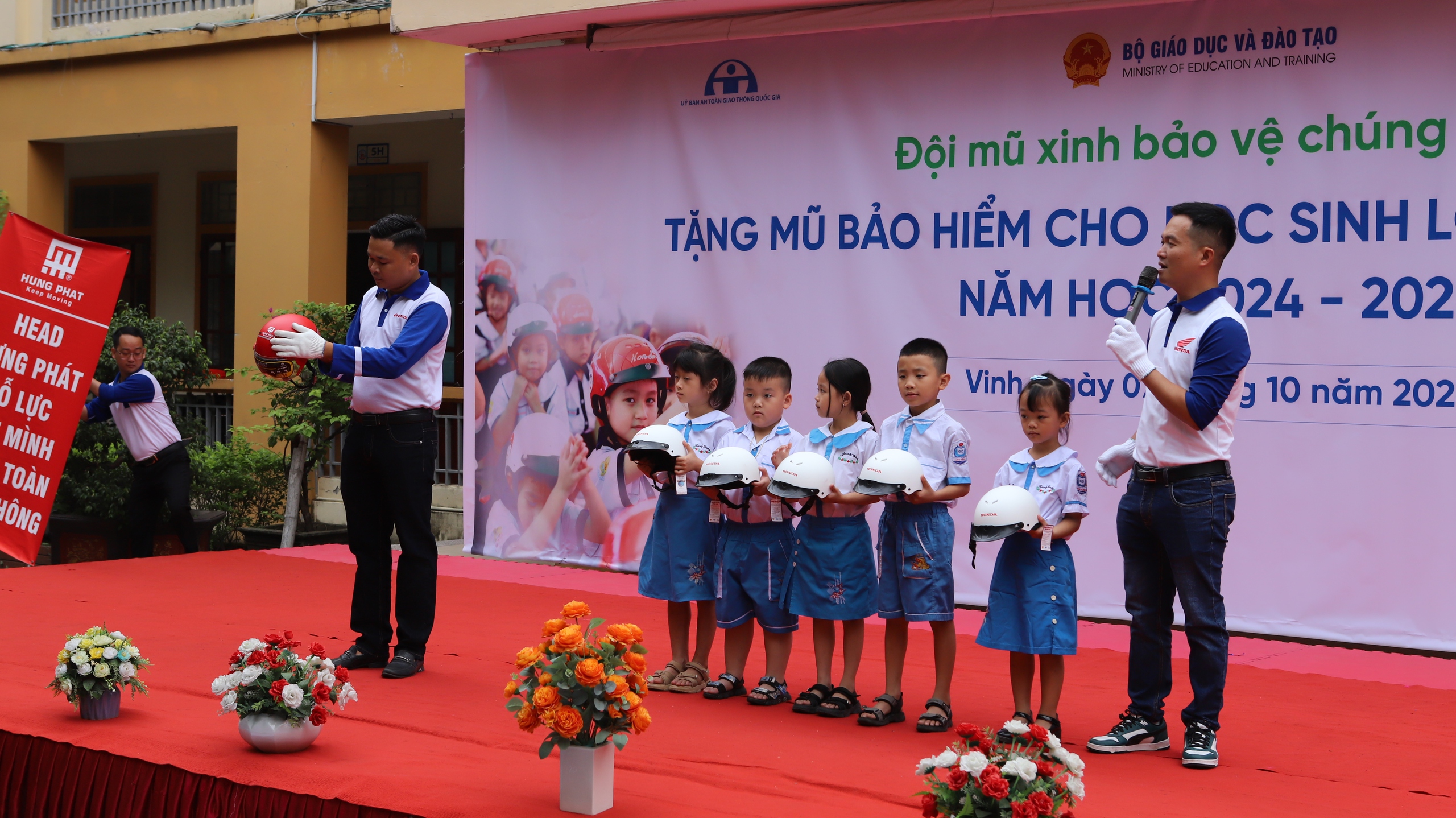 Hơn 65.000 học sinh lớp 1 ở Nghệ An được tặng mũ bảo hiểm đạt chuẩn- Ảnh 4.