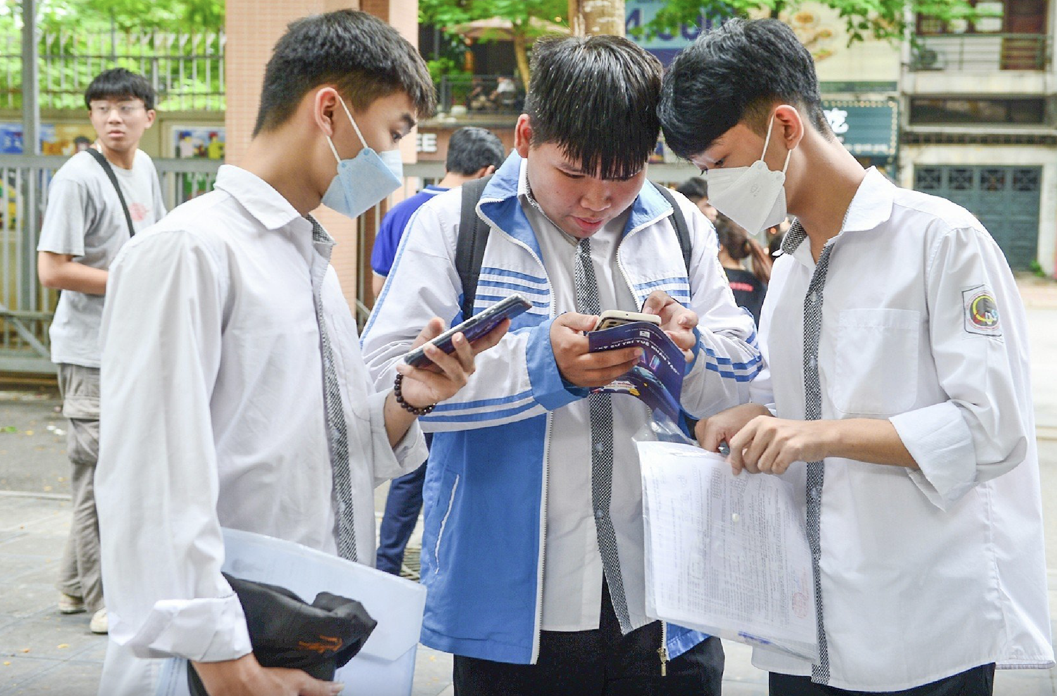 Thủ tướng: Sớm c&ocirc;ng bố đề thi tốt nghiệp THPT tham khảo ổn định trong nhiều năm- Ảnh 1.