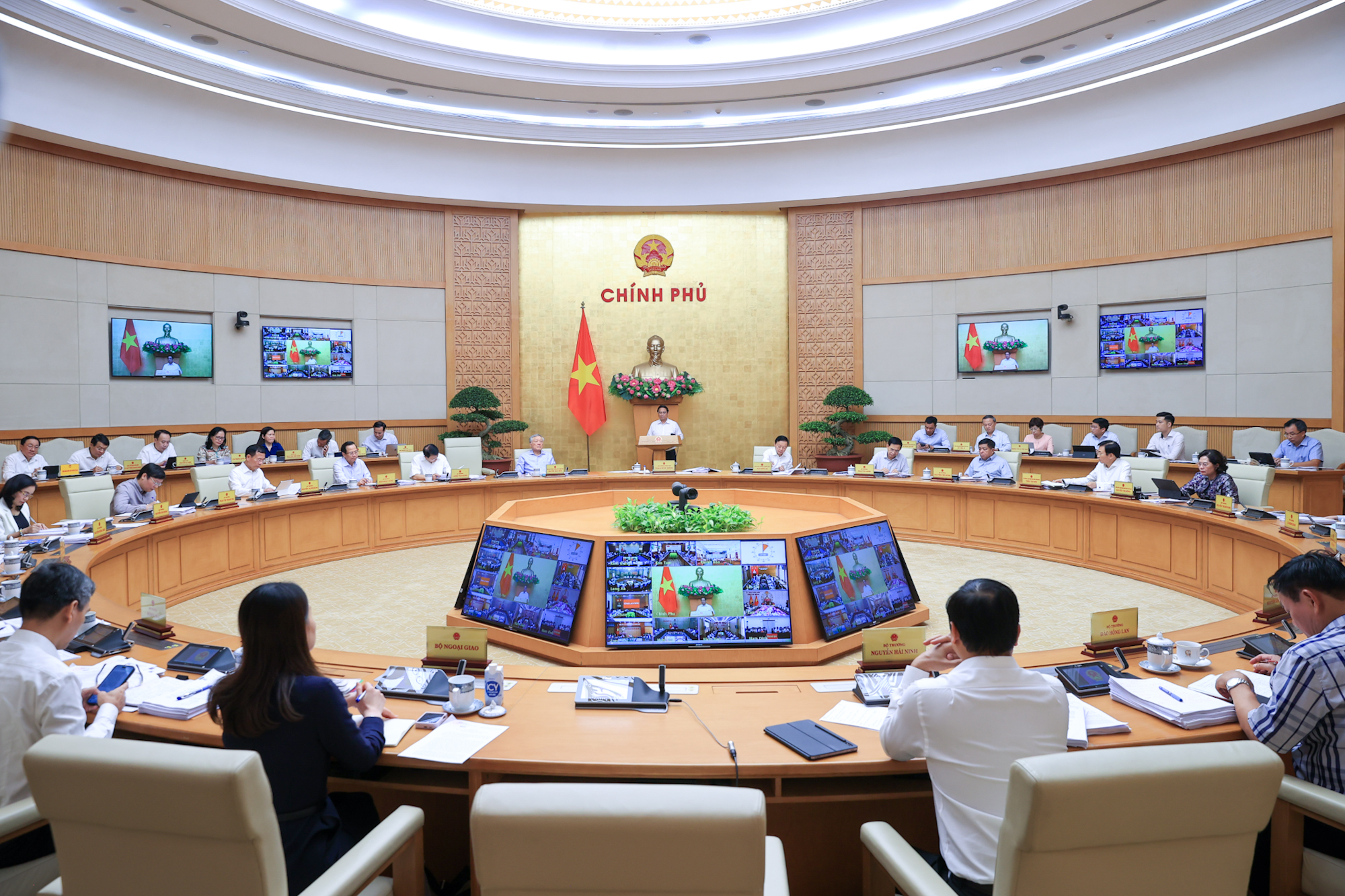 Thủ tướng: Khẩn trương nghi&ecirc;n cứu ph&aacute;t h&agrave;nh th&ecirc;m 100 ngh&igrave;n tỷ đồng cho c&ocirc;ng tr&igrave;nh hạ tầng- Ảnh 2.
