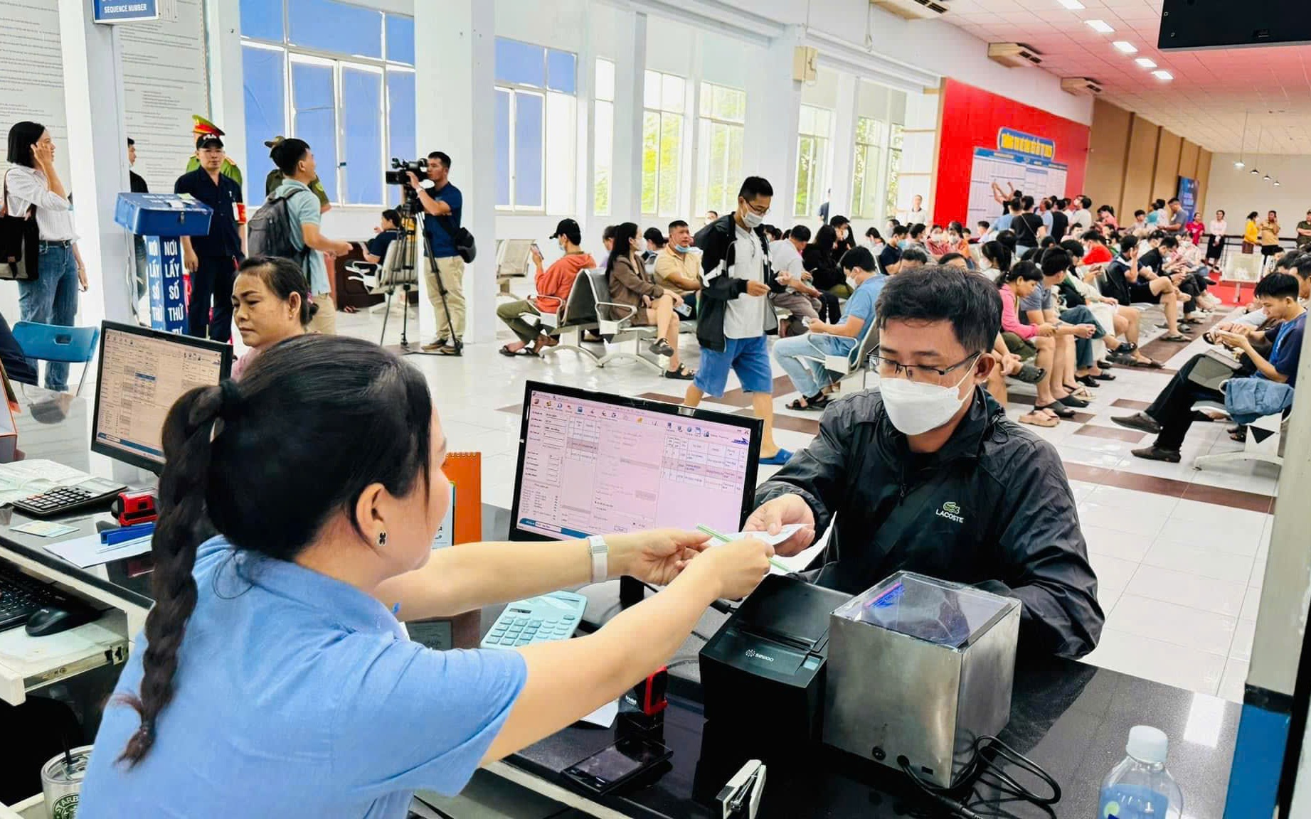 Hơn 40 ngh&igrave;n v&eacute; t&agrave;u Tết được b&aacute;n th&agrave;nh c&ocirc;ng sau một ng&agrave;y mở b&aacute;n