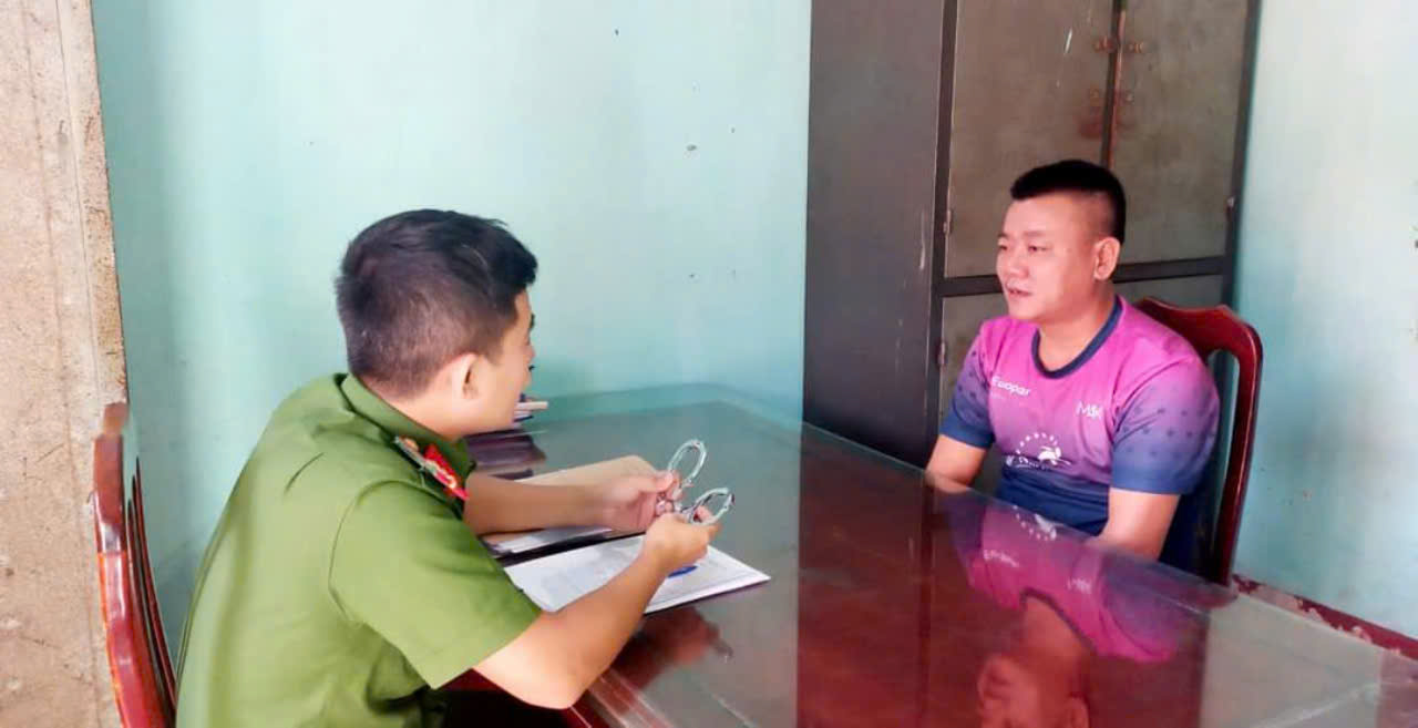 Giả danh c&ocirc;ng an để cưỡng đoạt 100 triệu đồng của g&aacute;i mại d&acirc;m- Ảnh 1.