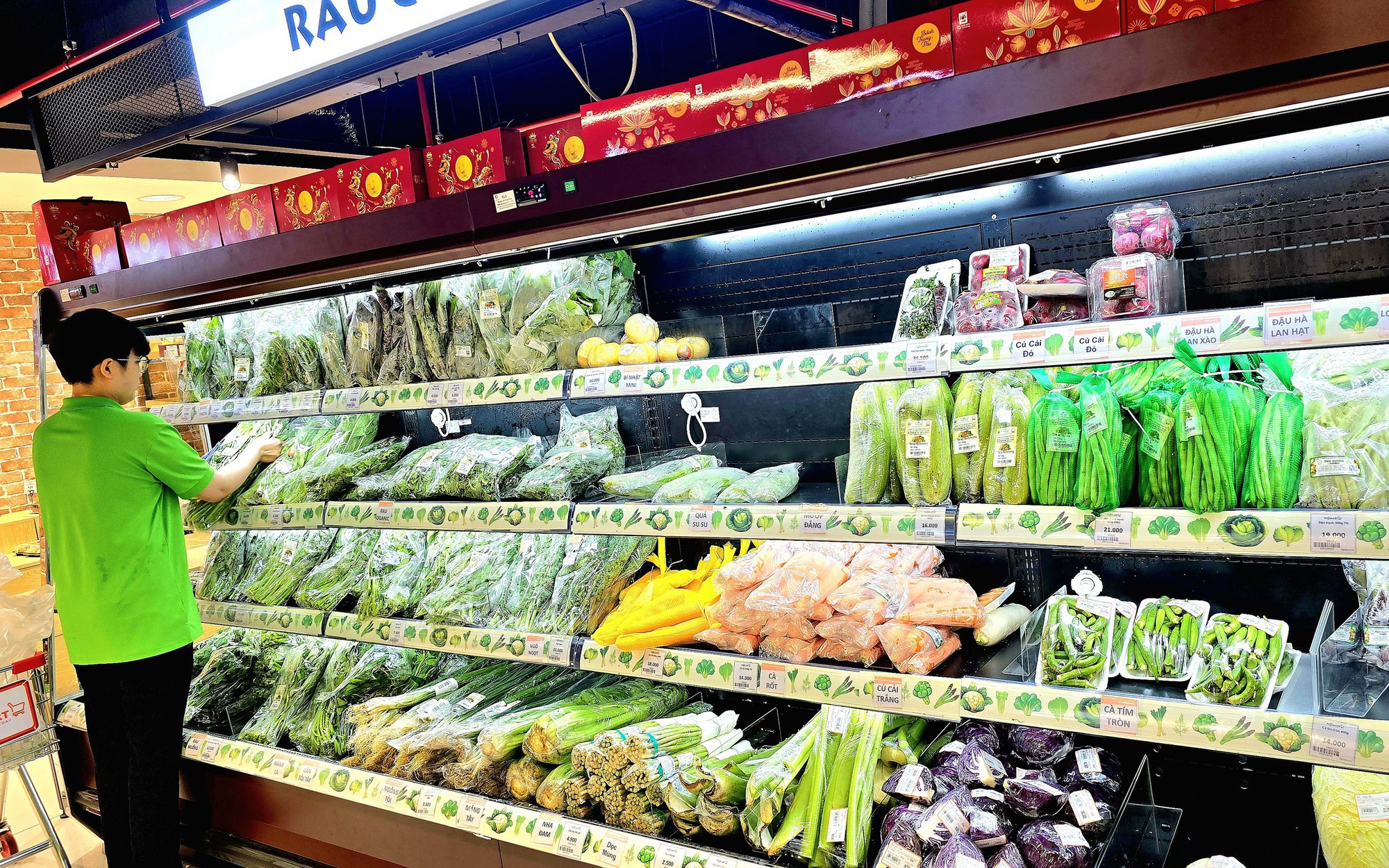 TP.HCM mở đợt "quét" hàng giả, hàng lậu dịp cuối năm- Ảnh 4. Nhanh chóng phục hồi sản xuất sau bão lũ để đảm bảo nguồn cung hàng Tết