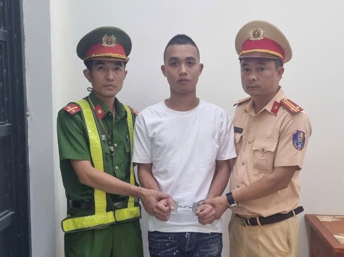 Đo nồng độ cồn l&aacute;i xe, ph&aacute;t hiện người ngồi sau t&agrave;ng trữ ma t&uacute;y- Ảnh 1.