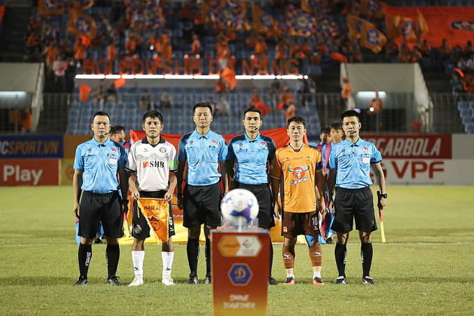 Trọng tài V-League bị treo còi vì "tặng" bàn thắng cho đội bóng nhà bầu Đức- Ảnh 1. Trọng tài V-League bị treo còi vì "tặng" bàn thắng cho đội bóng nhà bầu Đức- Ảnh 1.