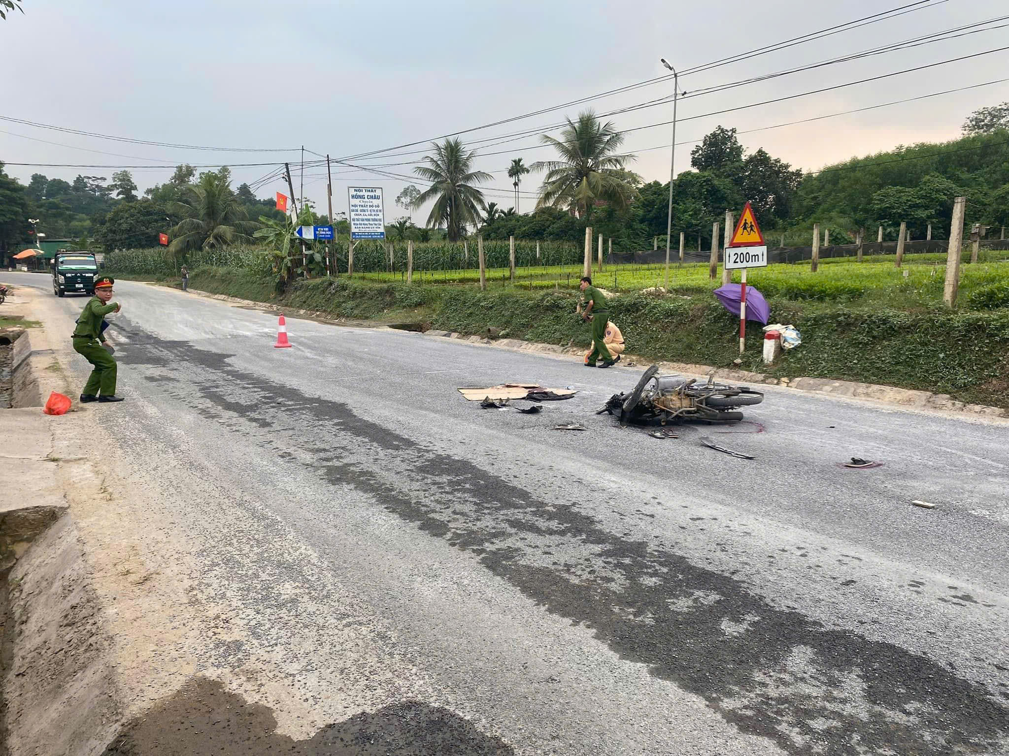 Xe m&aacute;y va chạm xe tải, một nam sinh tử vong, 2 em kh&aacute;c bị thương- Ảnh 1.