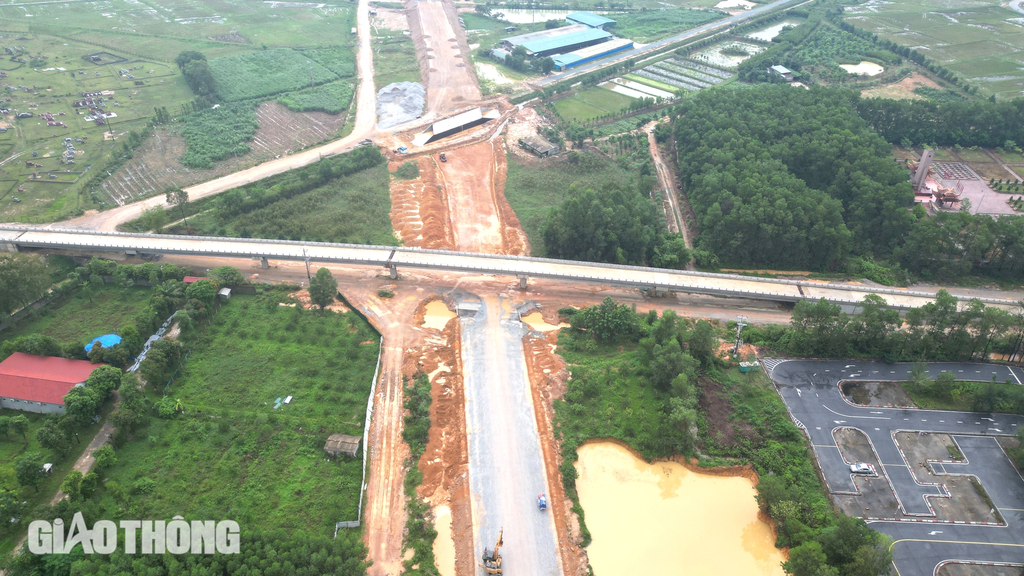"Vượt nắng, thắng mưa" tr&ecirc;n c&ocirc;ng trường cao tốc Bắc - Nam qua H&agrave; Tĩnh- Ảnh 1.