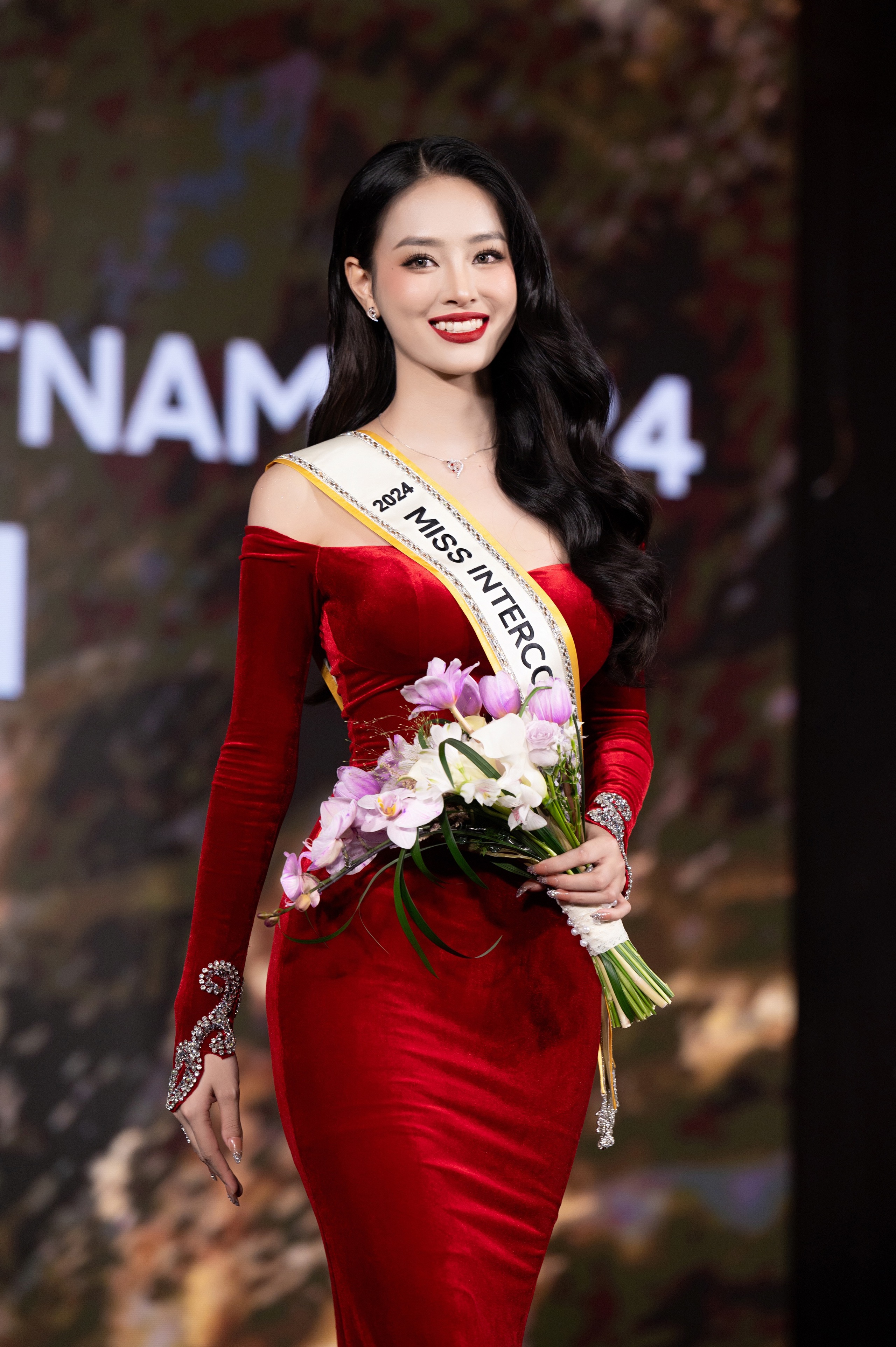 B&ugrave;i Kh&aacute;nh Linh mang "Thi&ecirc;n Hạc" đi tham dự Hoa hậu Li&ecirc;n lục địa- Ảnh 4.