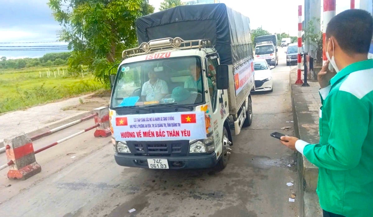 Dừng miễn ph&iacute; xe chở h&agrave;ng cứu trợ qua trạm thu ph&iacute; từ 13/10- Ảnh 1.