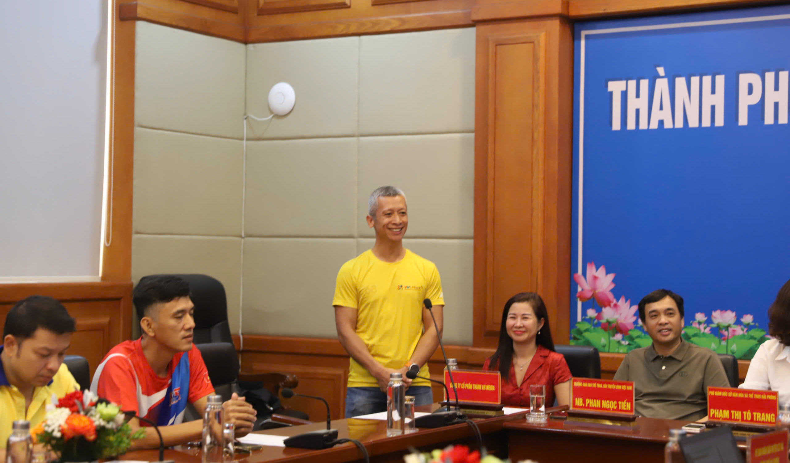 2.500 vận động vi&ecirc;n tham dự giải Marathon "Sắc m&agrave;u ho&agrave;ng h&ocirc;n C&aacute;t B&agrave;"- Ảnh 2.