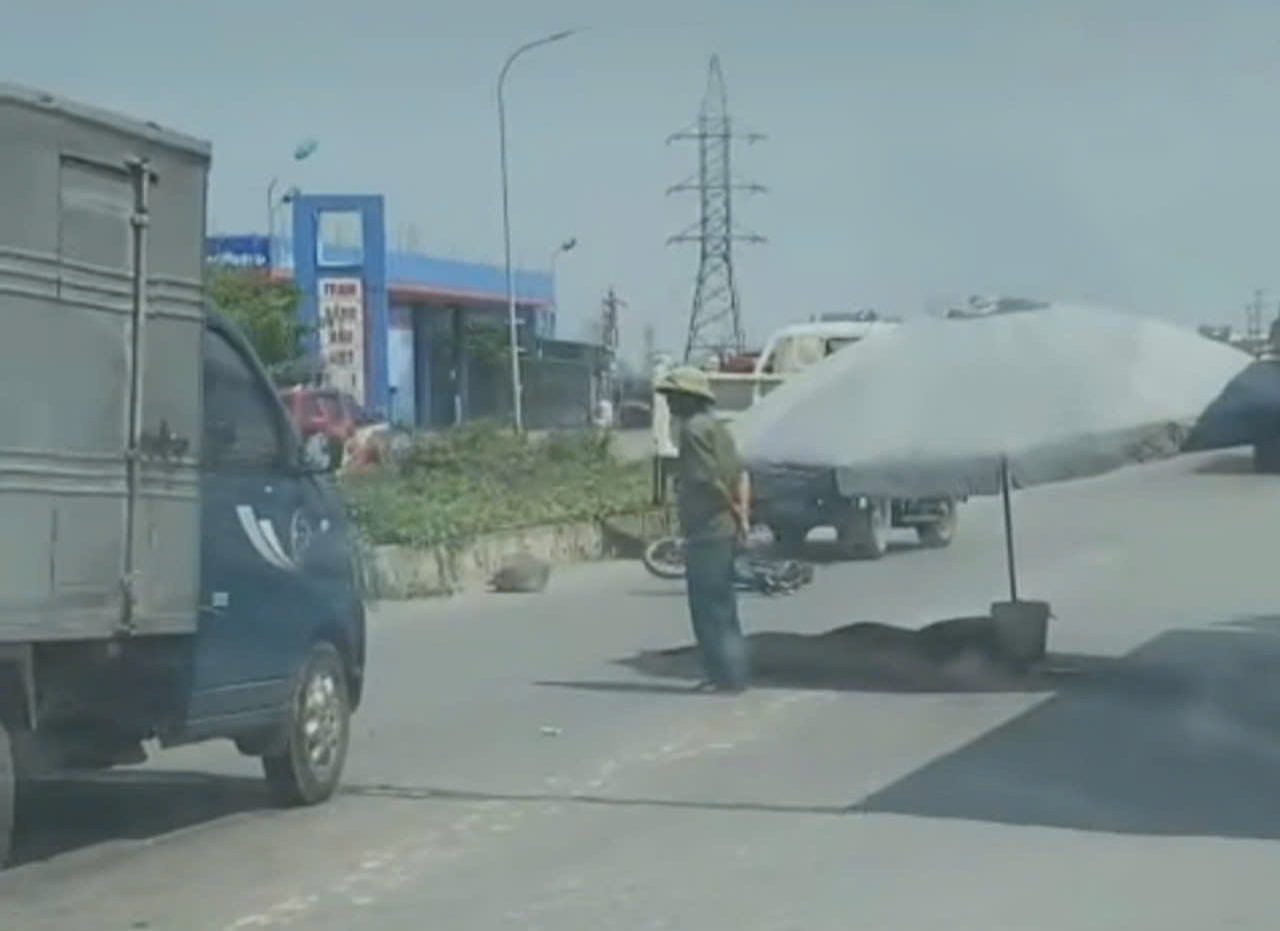 Xe tải đ&acirc;m xe đạp điện tr&ecirc;n quốc lộ 39, một người tử vong- Ảnh 1.