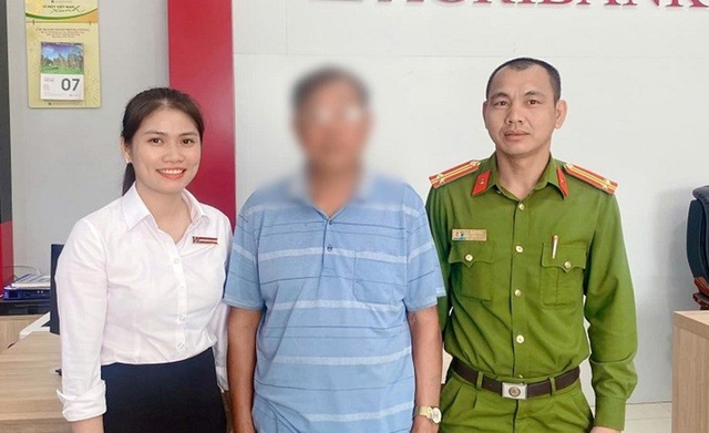 Thấy kh&aacute;ch bất an, nh&acirc;n vi&ecirc;n ng&acirc;n h&agrave;ng kịp thời ngăn chặn vụ giả c&ocirc;ng an lừa đảo- Ảnh 1.