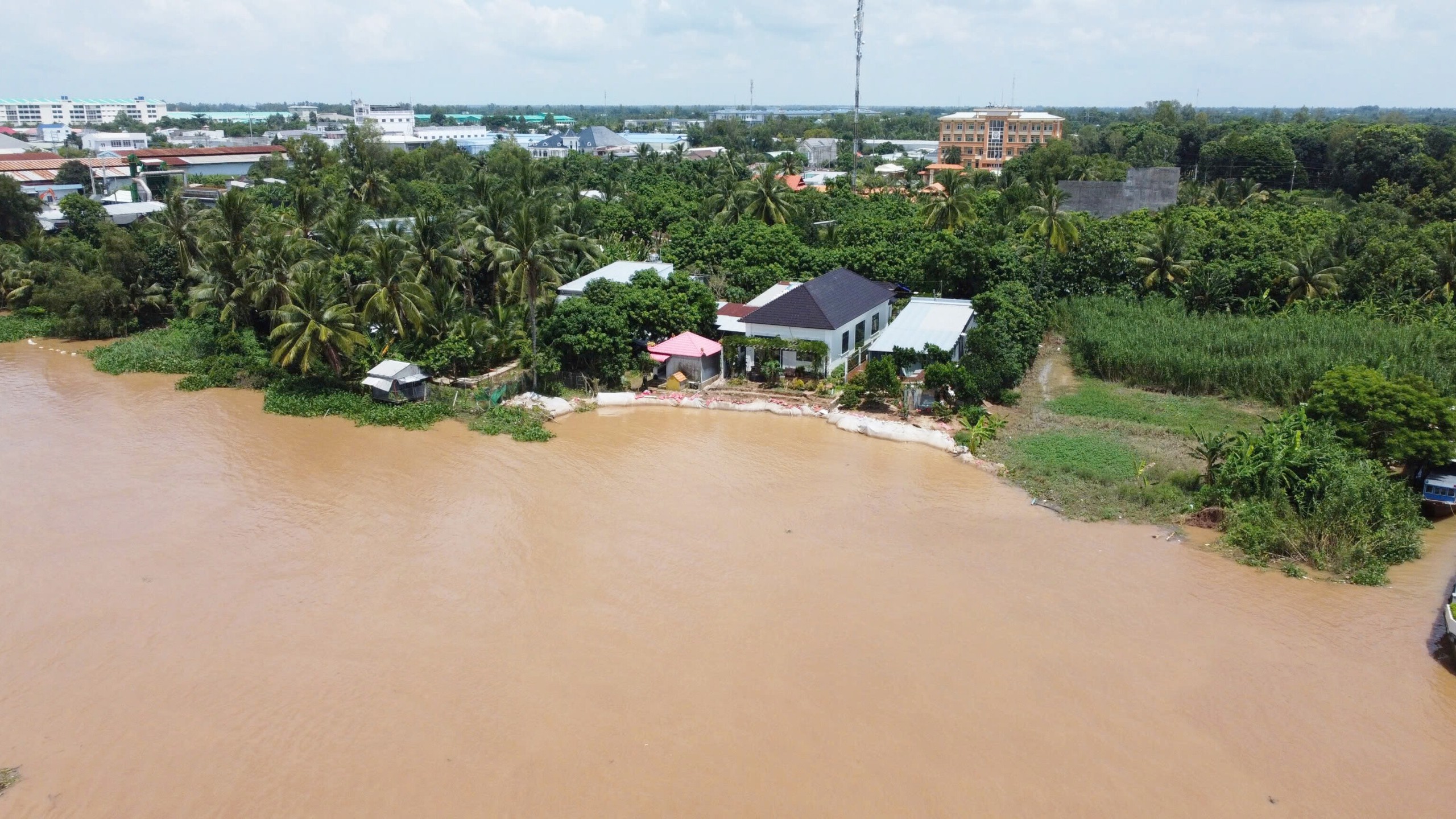 Người dân bất an sau vụ sạt lở nghiêm trọng ở Đồng Tháp- Ảnh 4. Người dân bất an sau vụ sạt lở nghiêm trọng ở Đồng Tháp- Ảnh 4.