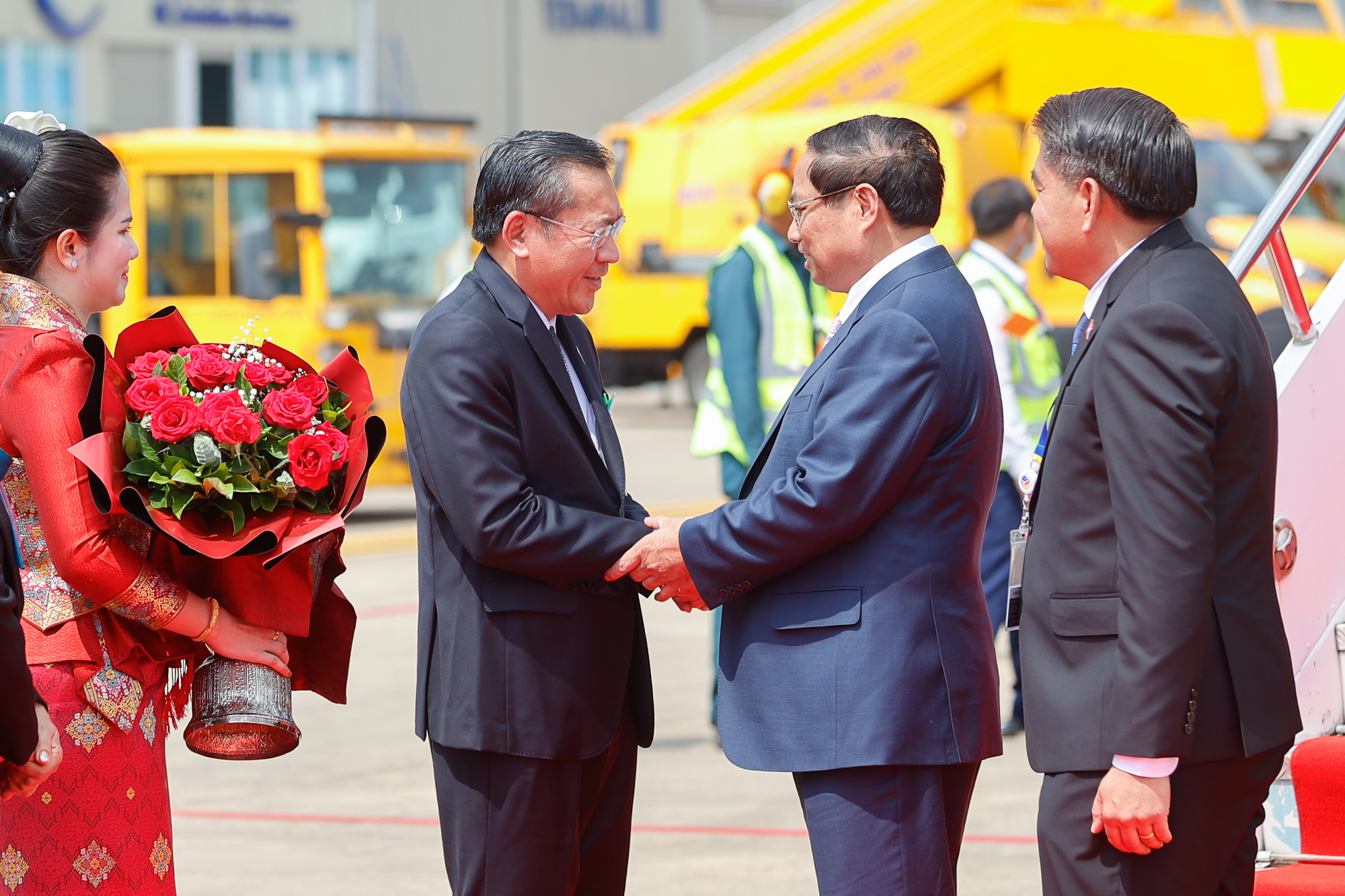 Thủ tướng tới Vientiane, bắt đầu chuyến c&ocirc;ng t&aacute;c tham dự Hội nghị Cấp cao ASEAN- Ảnh 2.