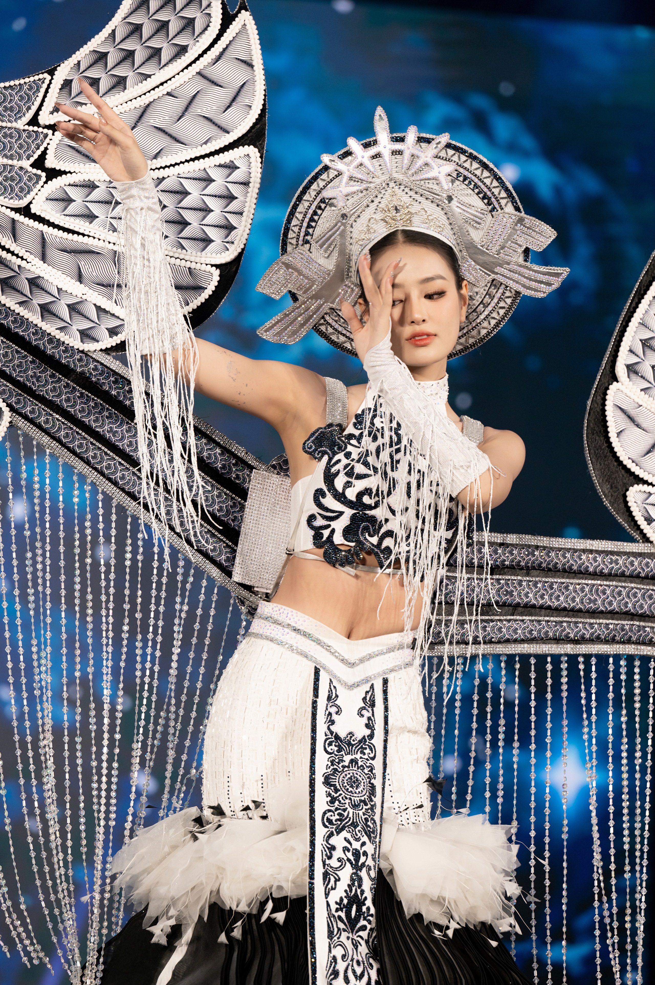 B&ugrave;i Kh&aacute;nh Linh mang "Thi&ecirc;n Hạc" đi tham dự Hoa hậu Li&ecirc;n lục địa- Ảnh 1.
