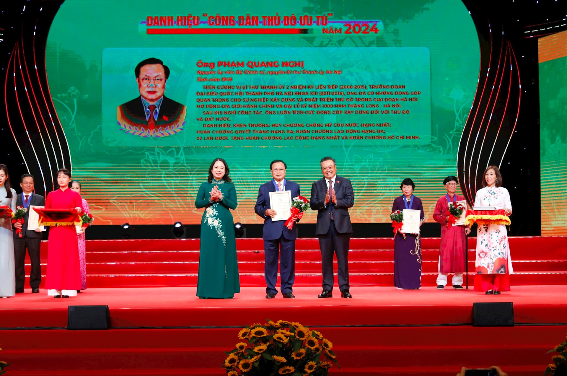 Nguy&ecirc;n B&iacute; thư H&agrave; Nội Phạm Quang Nghị c&ugrave;ng 9 c&aacute; nh&acirc;n được vinh danh c&ocirc;ng d&acirc;n Thủ đ&ocirc; ưu t&uacute;- Ảnh 1.