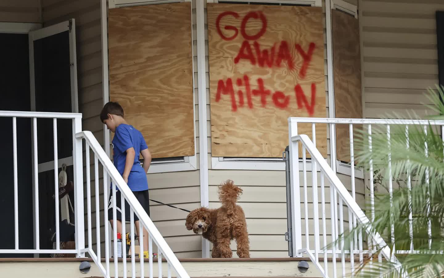 Florida tan hoang sau siêu bão Milton- Ảnh 10. Người Mỹ đổ xô sơ tán trước siêu bão Milton, Thị trưởng cảnh báo 'nếu ở lại, bạn sẽ chết'