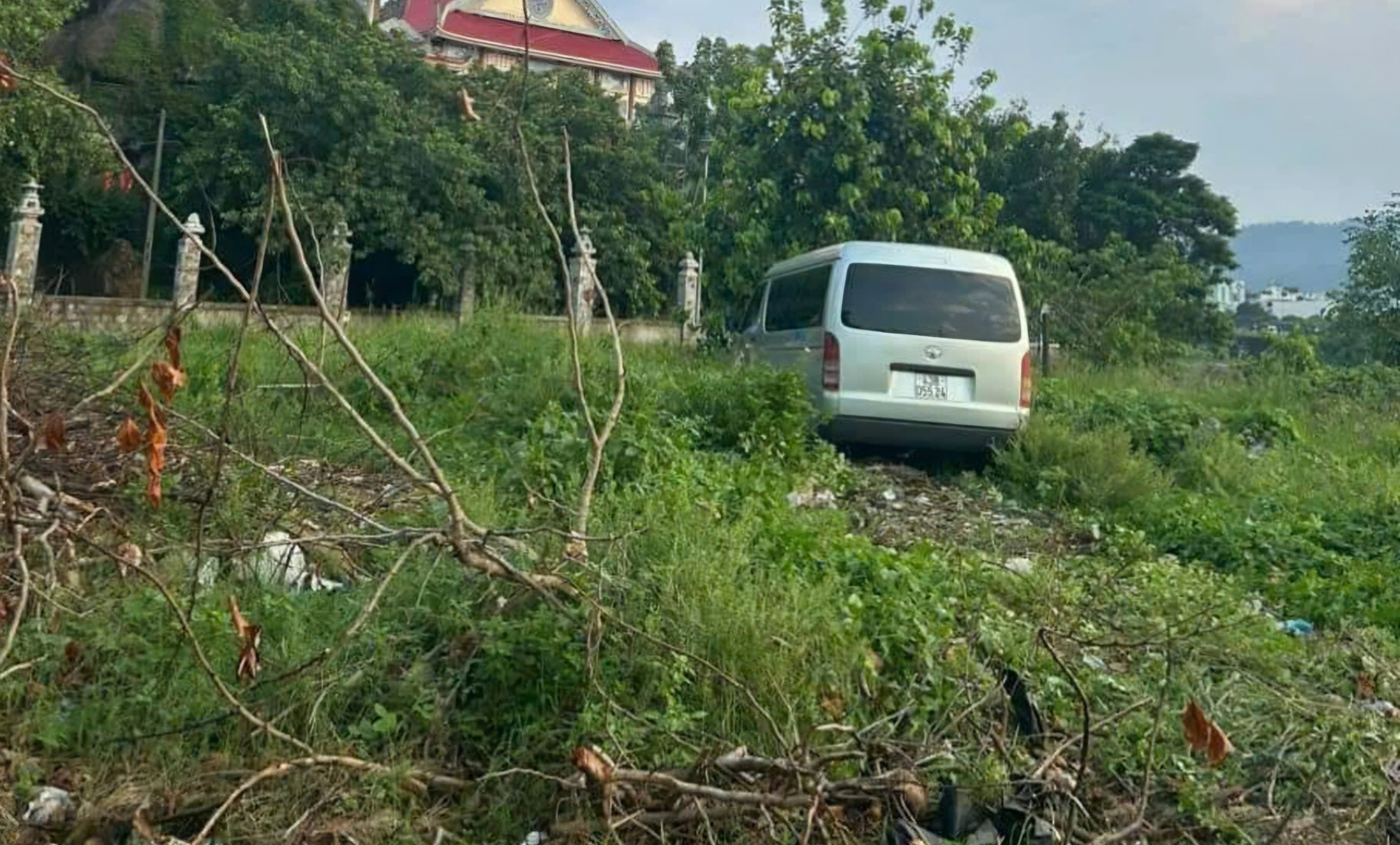 T&agrave;i xế "ma men" bỏ lại &ocirc; t&ocirc;, nhảy xuống ao h&ograve;ng trốn CSGT- Ảnh 2.