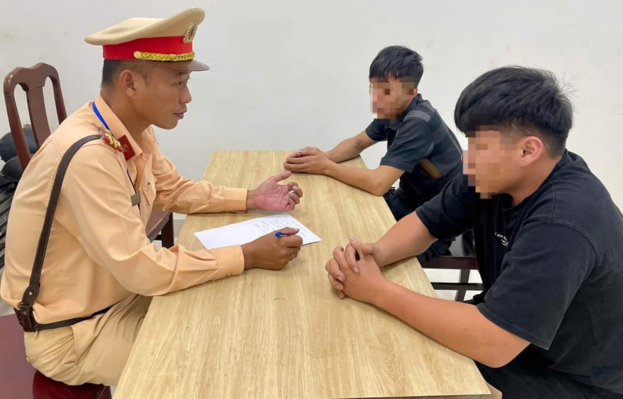 T&agrave;i xế "ma men" bỏ lại &ocirc; t&ocirc;, nhảy xuống ao h&ograve;ng trốn CSGT- Ảnh 1.