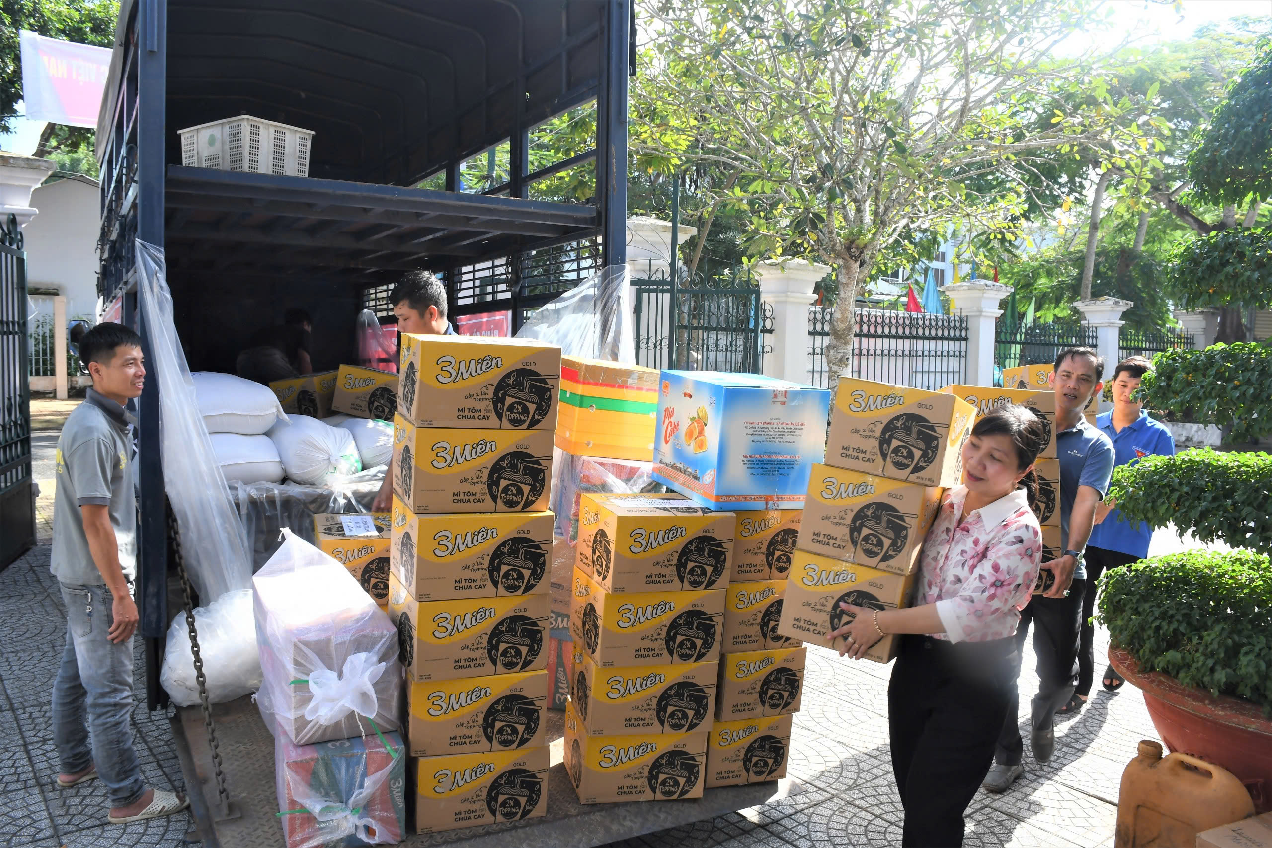 Sóc Trăng chuyển thêm 7 tấn hàng hỗ trợ người dân phía Bắc thiệt hại do bão số 3- Ảnh 1. Sóc Trăng chuyển thêm 7 tấn hàng hỗ trợ người dân phía Bắc thiệt hại do bão số 3- Ảnh 1.