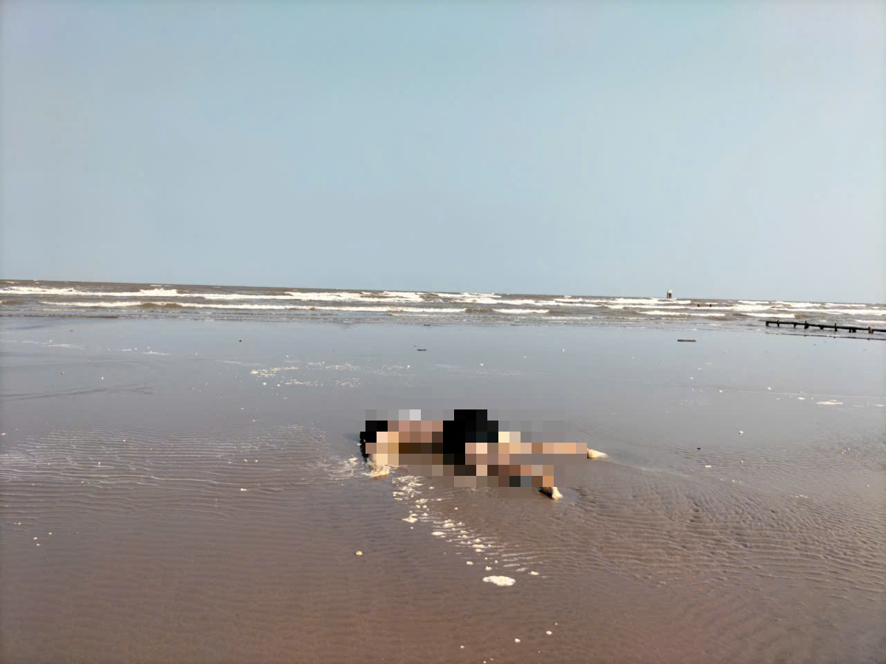 T&igrave;m th&acirc;n nh&acirc;n thi thể nam giới tr&ocirc;i dạt ven bờ biển Cồn V&agrave;nh- Ảnh 1.