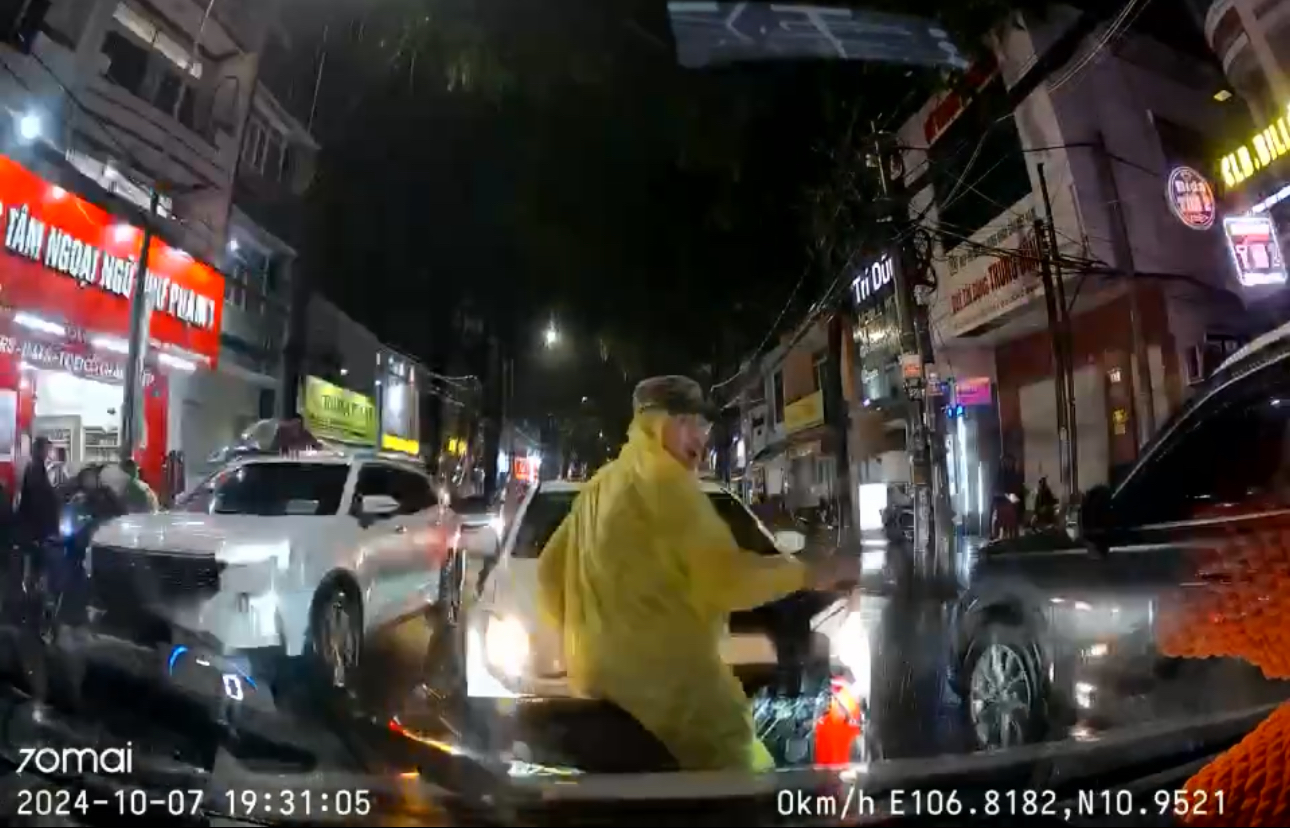 Xử phạt tài xế đi sai làn đường, gây ùn tắc ở Biên Hòa- Ảnh 1.
