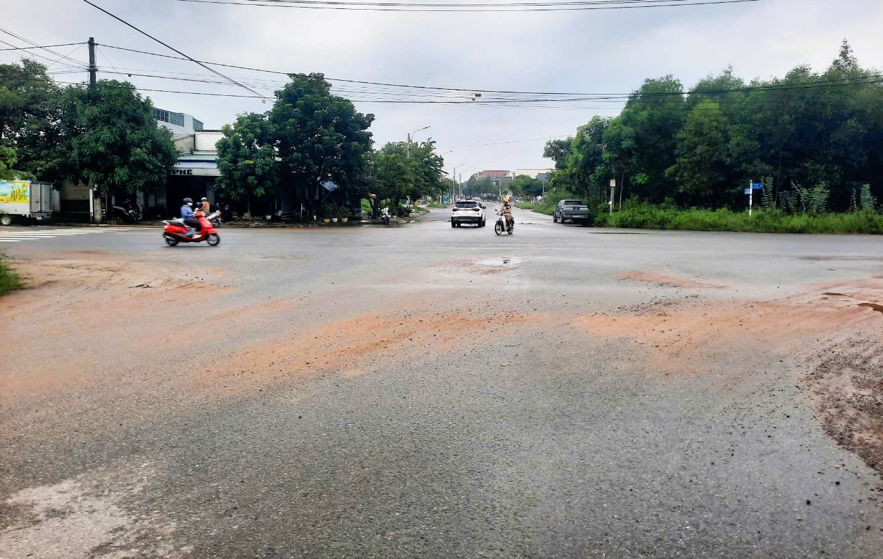 Quảng Trị: Lắp đặt đ&egrave;n t&iacute;n hiệu, x&oacute;a 7 điểm đen tai nạn giao th&ocirc;ng- Ảnh 1.