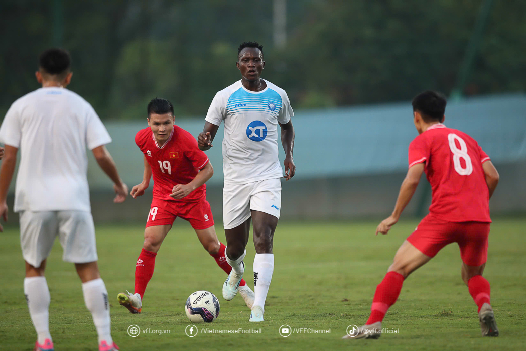 Tài năng sinh năm 2003 lập cú đúp, tuyển Việt Nam chật vật hạ nhà vô địch V-League- Ảnh 1. Tài năng sinh năm 2003 lập cú đúp, tuyển Việt Nam chật vật hạ nhà vô địch V-League- Ảnh 1.