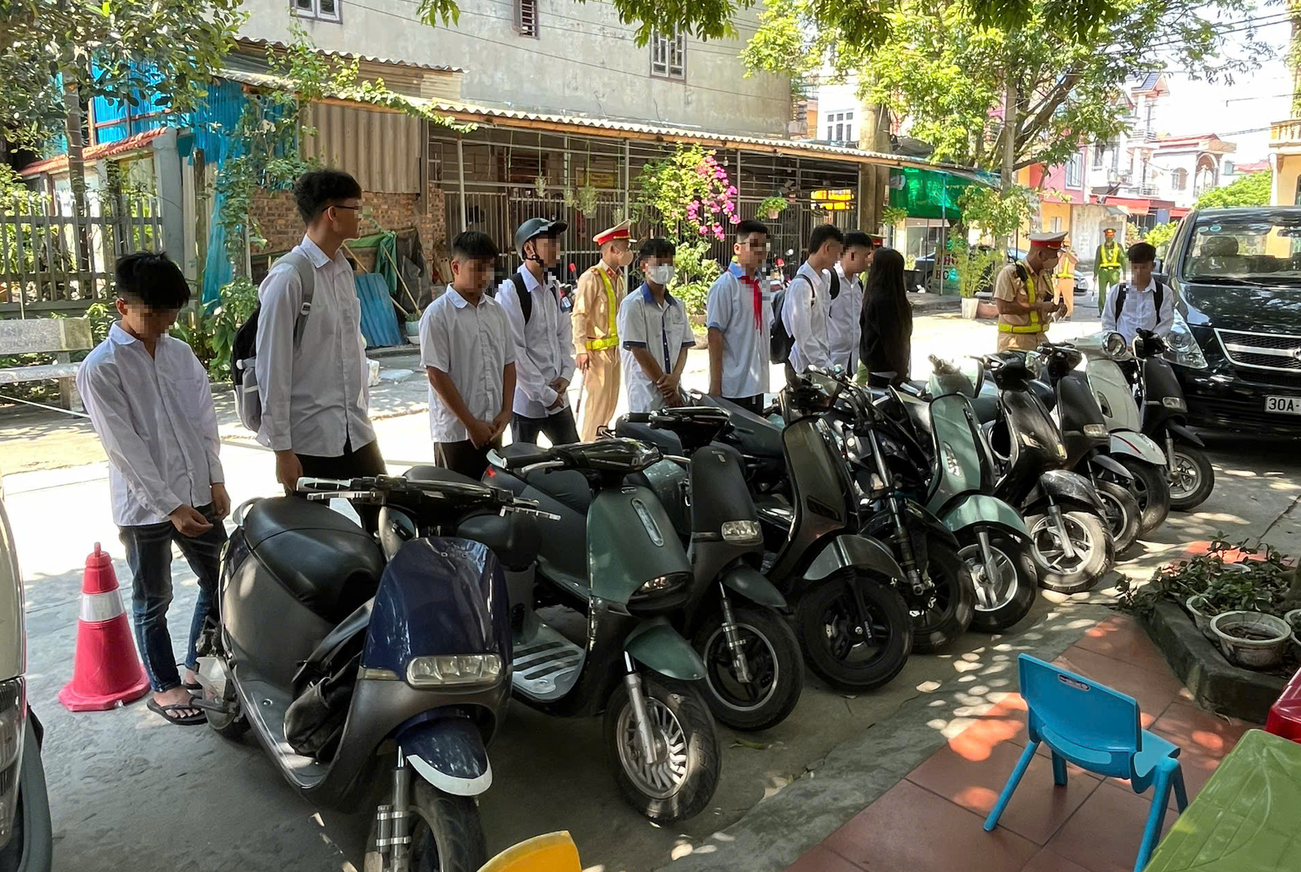 Bị xử phạt, nam sinh ngơ ng&aacute;c kh&ocirc;ng biết đi xe đạp điện phải đội mũ bảo hiểm- Ảnh 1.