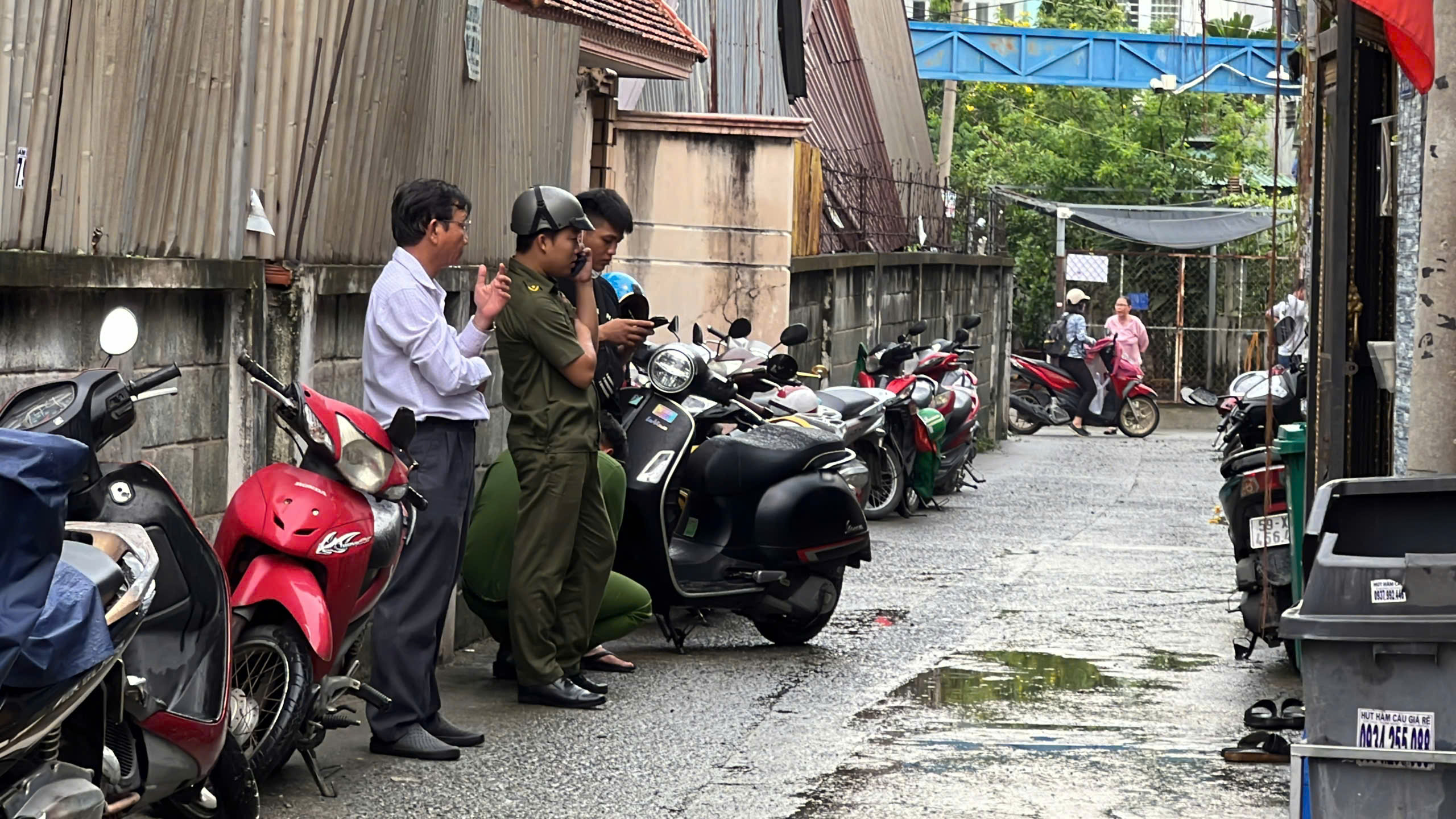 Người đ&agrave;n &ocirc;ng ở TP.HCM nghi bị điện giật tử vong tr&ecirc;n s&acirc;n thượng- Ảnh 1.