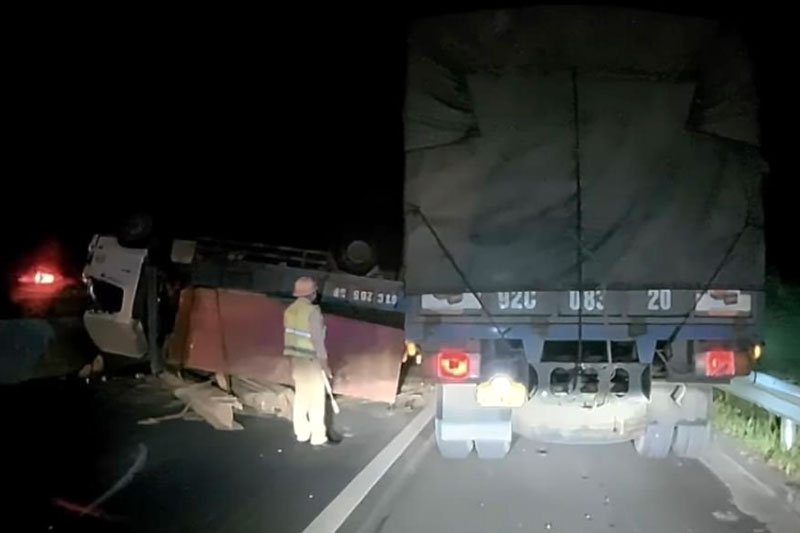 Xe tải lật chắn ngang cao tốc Phan Thiết - Dầu Gi&acirc;y.