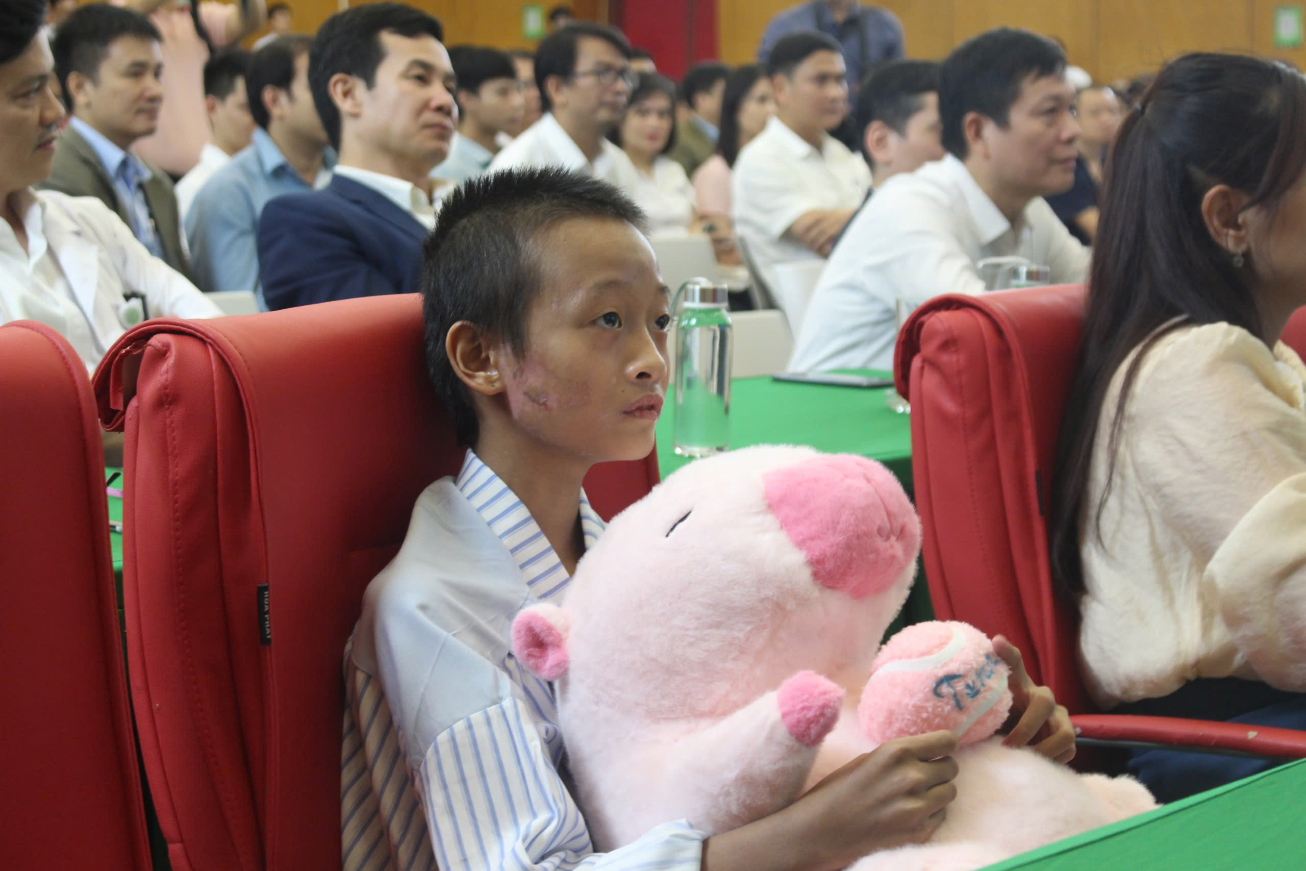 Hồi sinh kỳ diệu, b&eacute; g&aacute;i L&agrave;ng Nủ xuất viện đo&agrave;n tụ gia đ&igrave;nh- Ảnh 1.