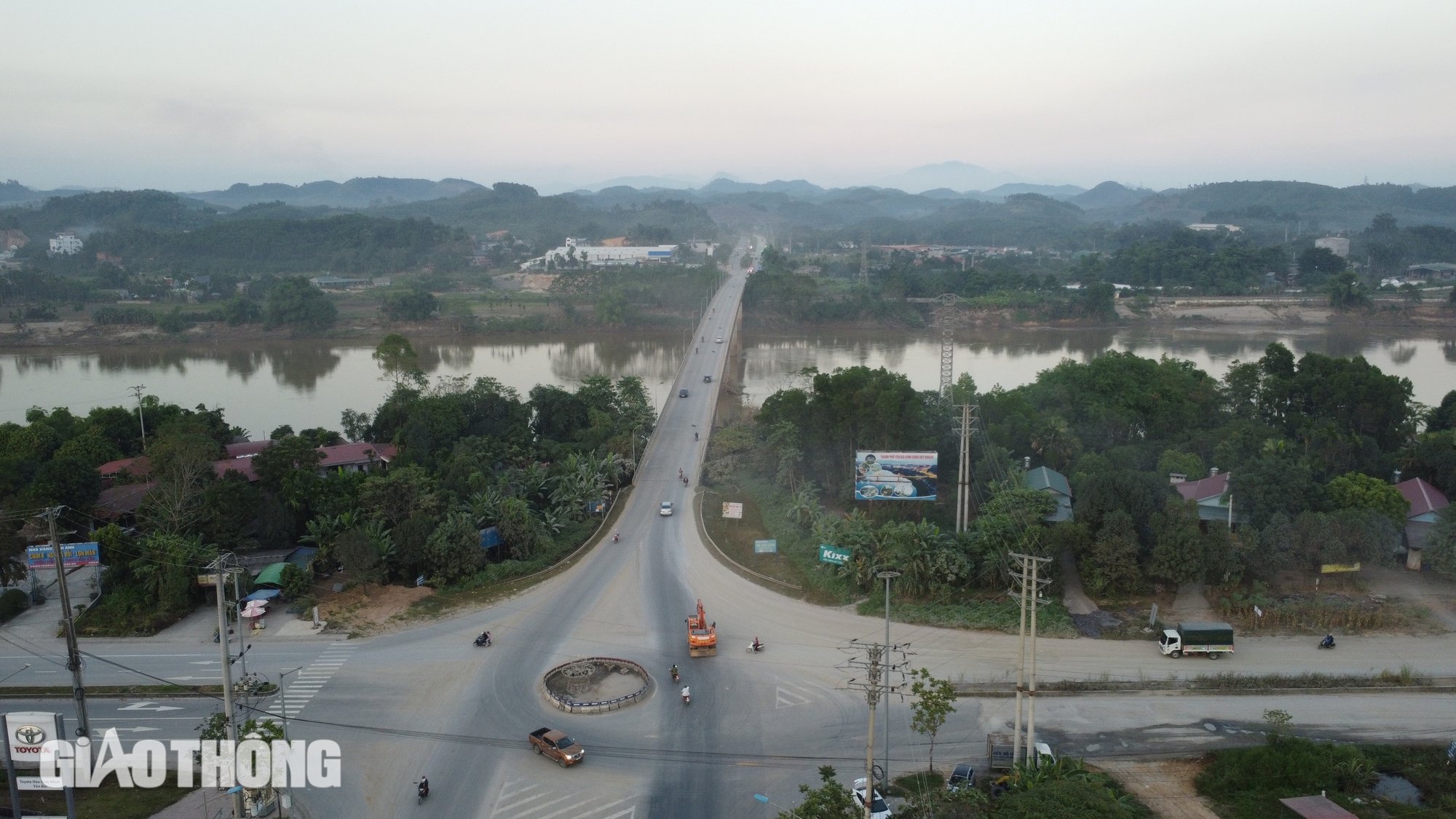 Th&ecirc;m một cầu ở Y&ecirc;n B&aacute;i bị cấm lưu th&ocirc;ng, c&aacute;c phương tiện di chuyển ra sao?- Ảnh 2.