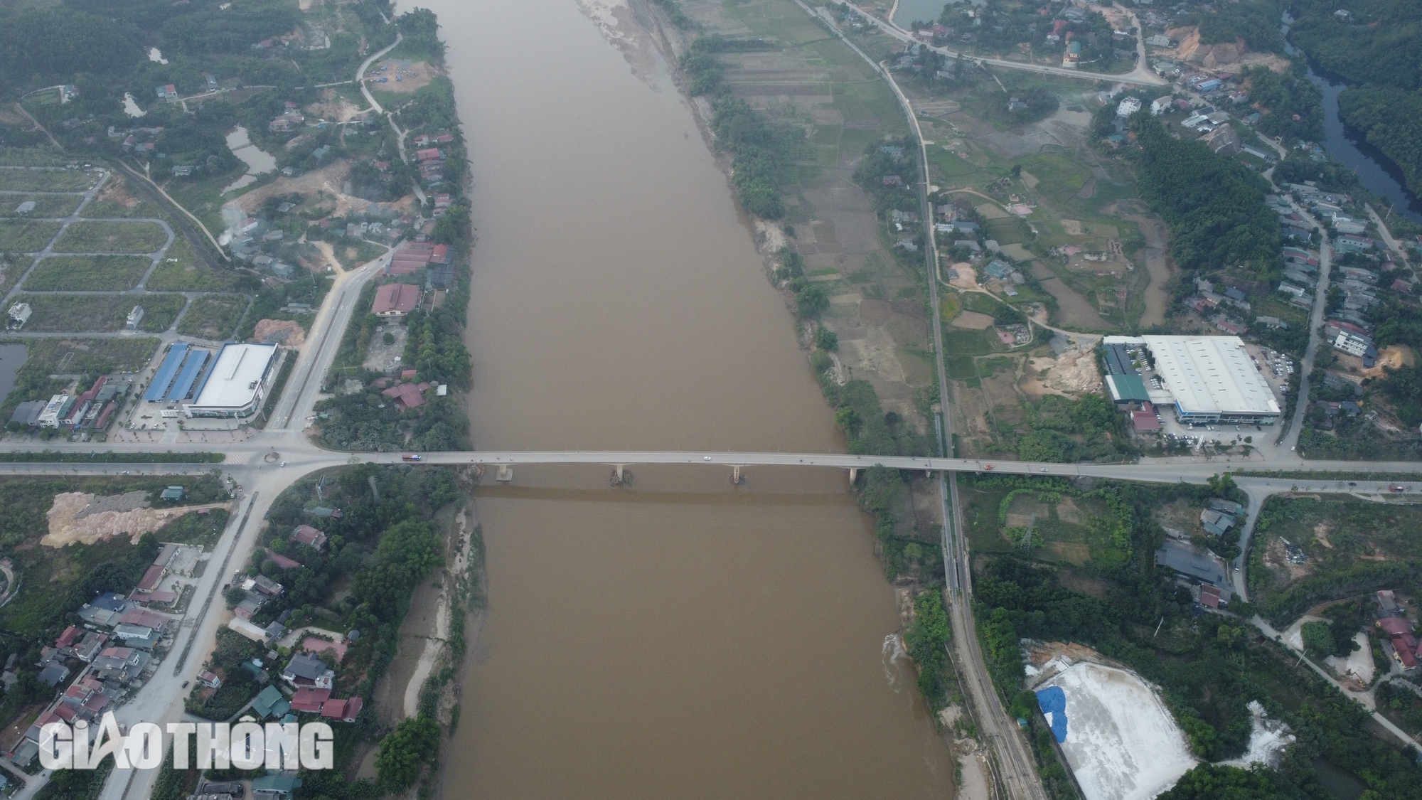 Th&ecirc;m một cầu ở Y&ecirc;n B&aacute;i bị cấm lưu th&ocirc;ng, c&aacute;c phương tiện di chuyển ra sao?- Ảnh 1.